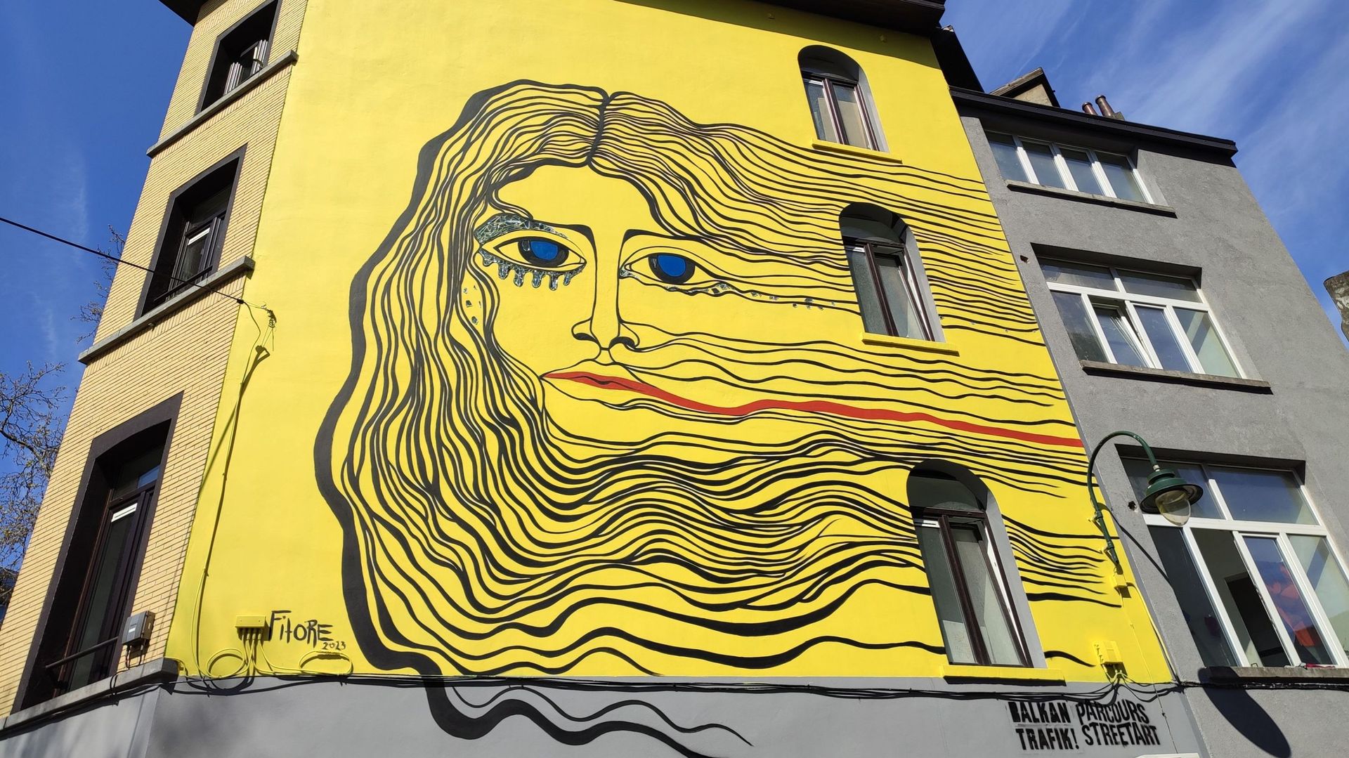 "Haunted", la fresque de l’artiste féministe et activiste kosovare Fitore Berisha, peut être admirée rue des Fleuristes à Bruxelles-Ville