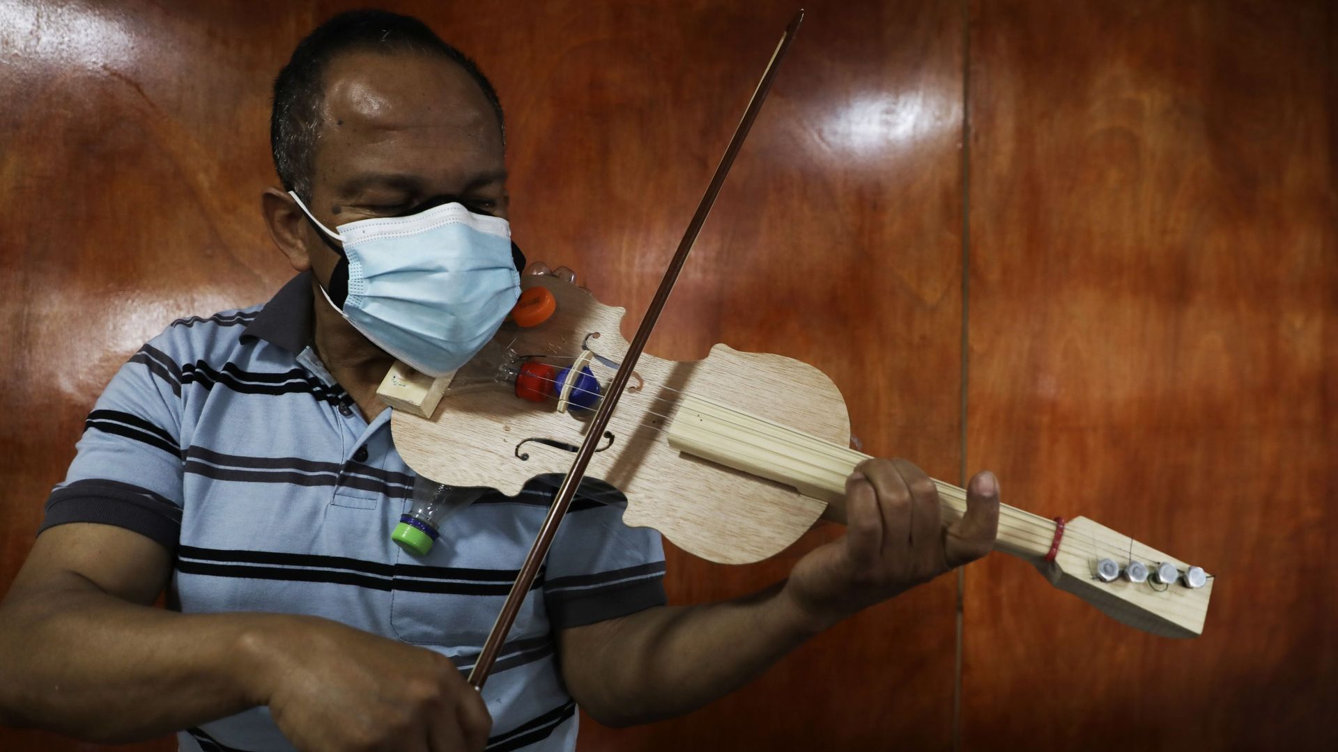 Jesus Peralta, violoniste et professeur, crée des violons pour ses élèves à partir de matière recyclées