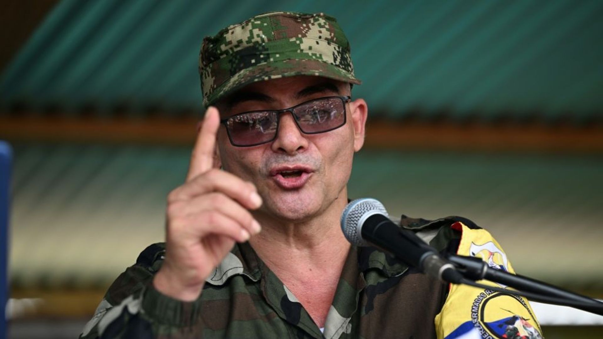 "Ivan Mordisco", numéro un de la dissidence des Forces armées révolutionnaires de Colombie (FARC), le 16 avril 2023 à San Vicente del Caguan, dans le département de Caqueta, en Colombie.