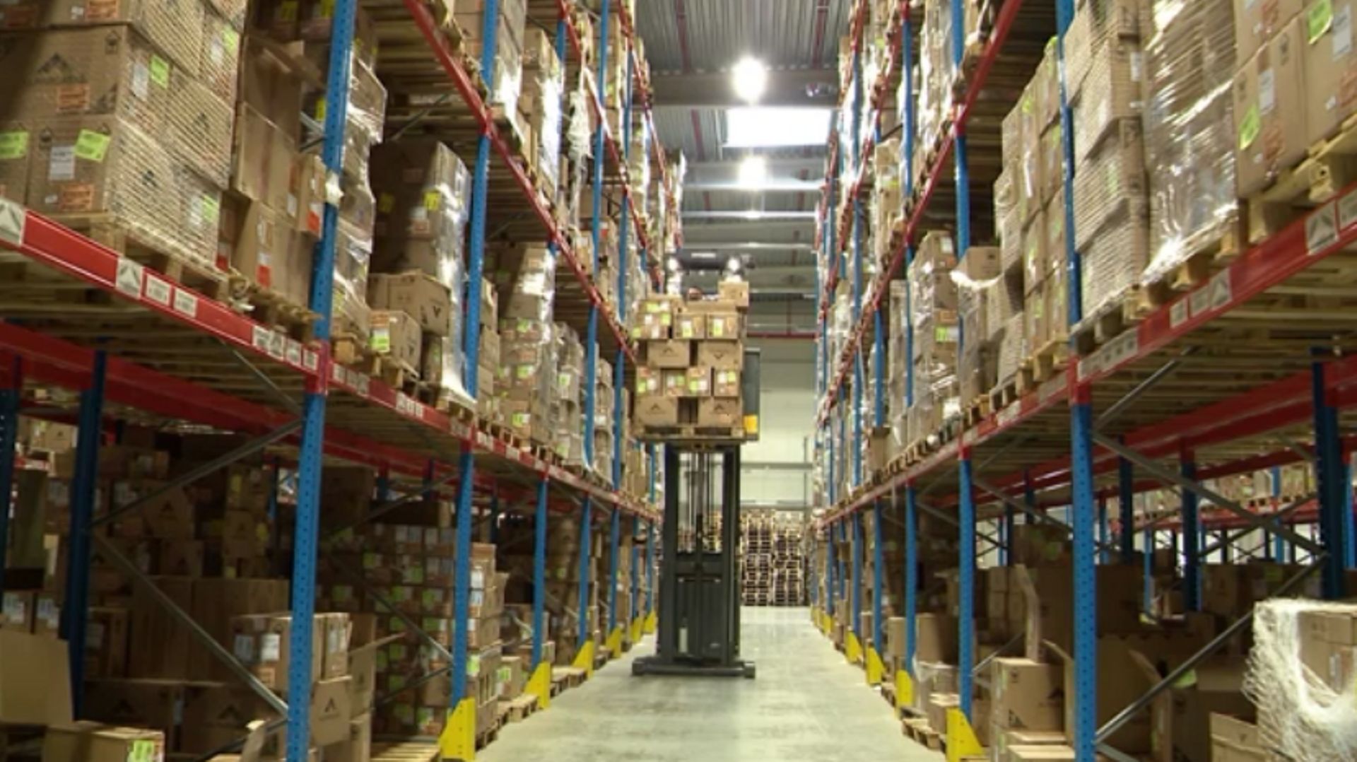Dans l'entrepôt de 18000 mètres carrés, environ quatre millions et demi de tongs sont stockées.