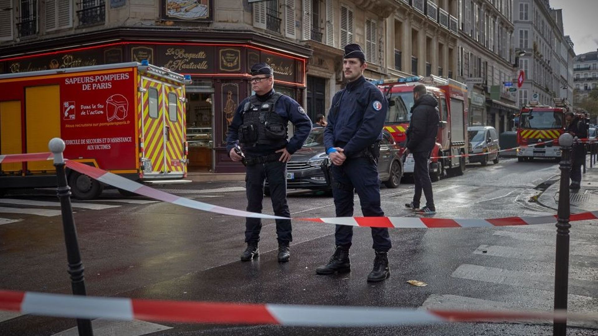 Des policiers sur les lieux de la fusillade qui a fait trois morts et trois blessés ce vendredi à Paris.