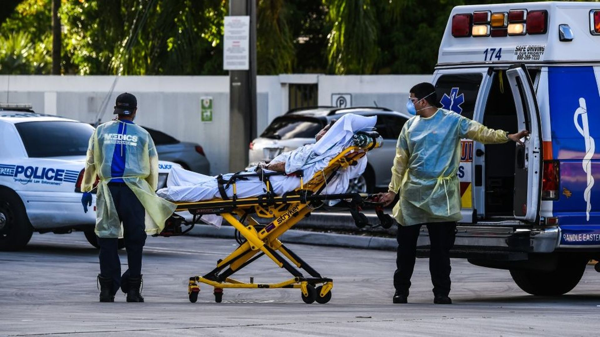 Des ambulanciers transportent un patient à un hôpital de Coral Gables, près de Miami, le 30 juillet 2020 en Floride