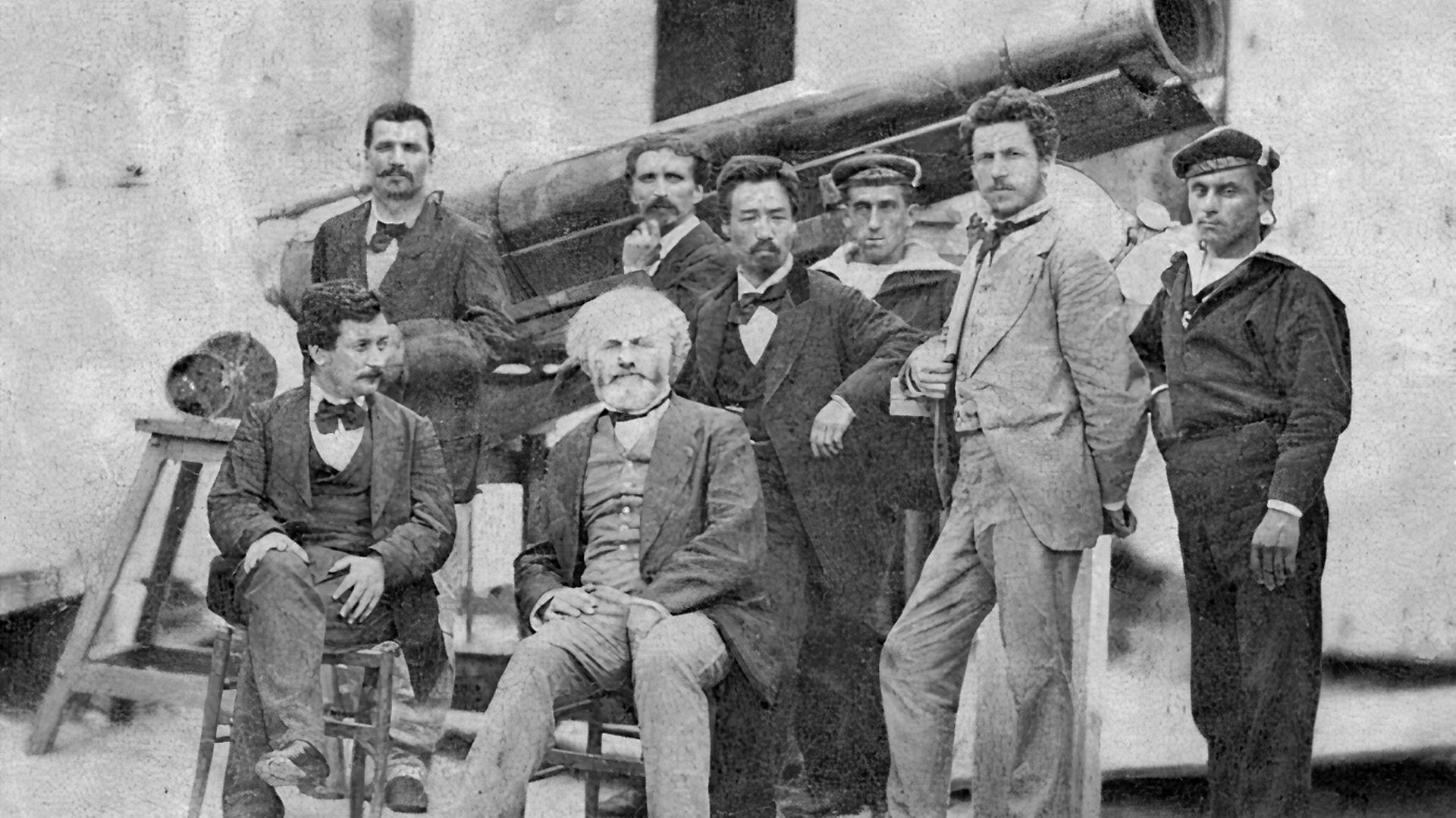 Jules Janssen, astronome français (et son équipe) posant devant son revolver photographique