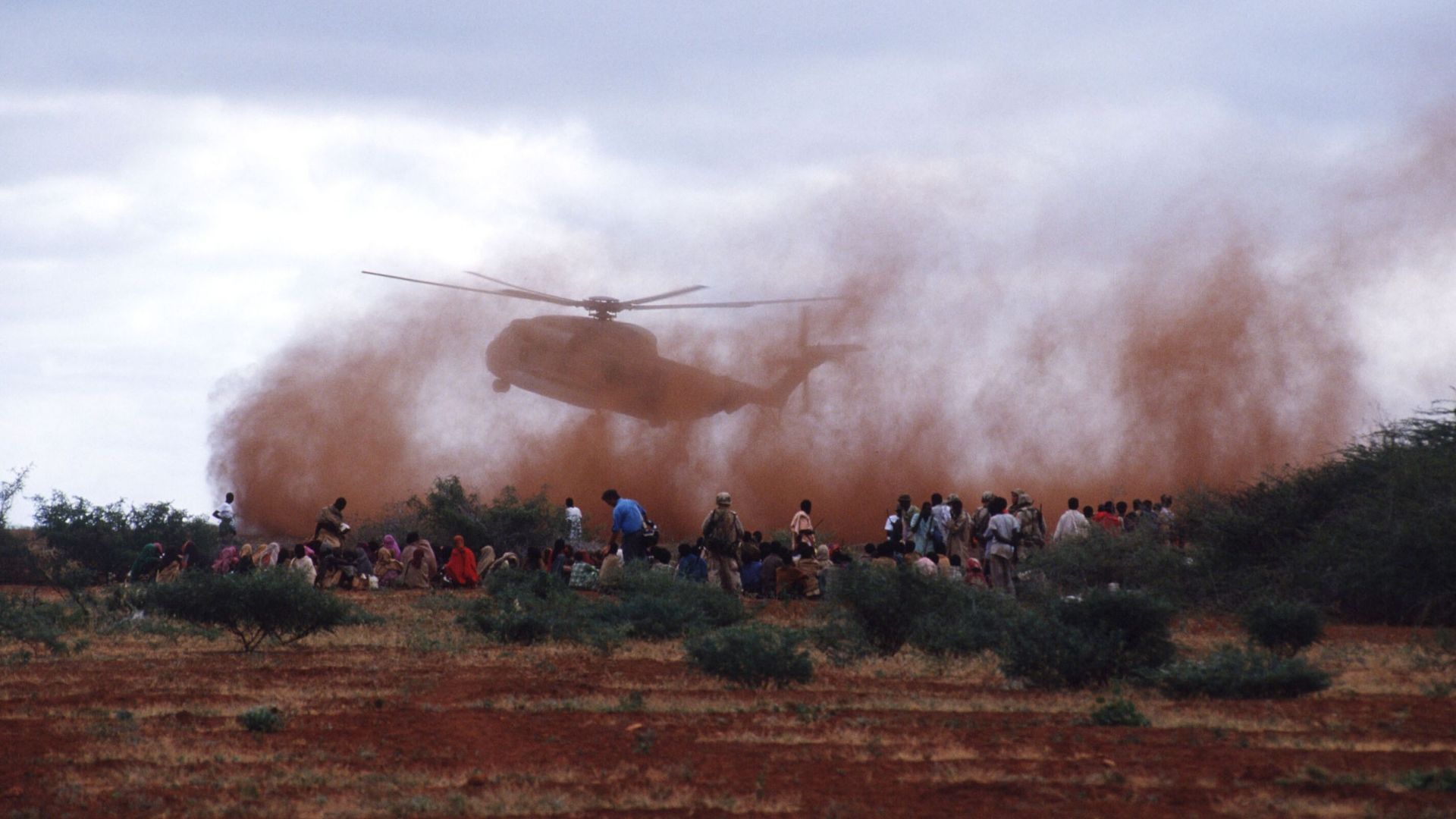 L’armée américaine distribue des vivres à la population somalienne dans le cadre de l’opération "Restore Hope" – 15 janvier 1993