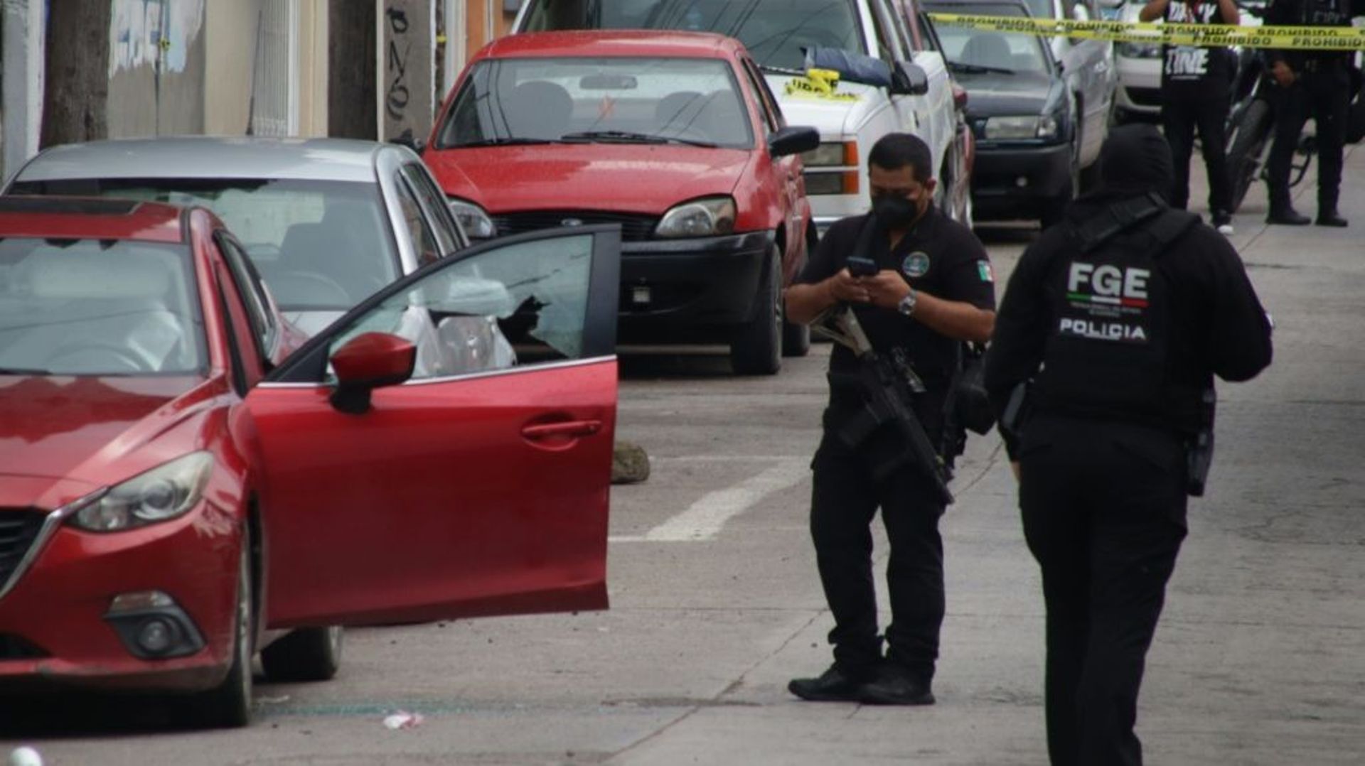 Des policiers près d'un véhicule dans lequel un journaliste a été tué par balle, le 22 août 2022 à Chipancingo, dans l'Etat du=Guerrero, au Mexique