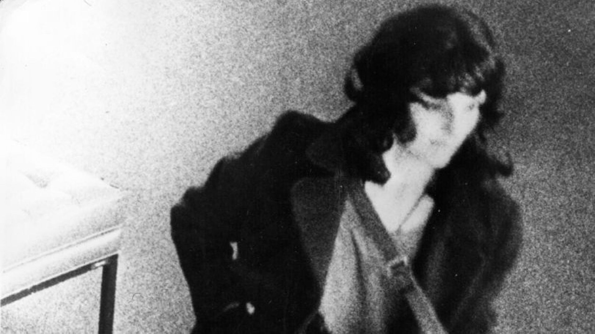 Patty Hearst filmée par une caméra de surveillance lors d’un braquage de banque à San Francisco.