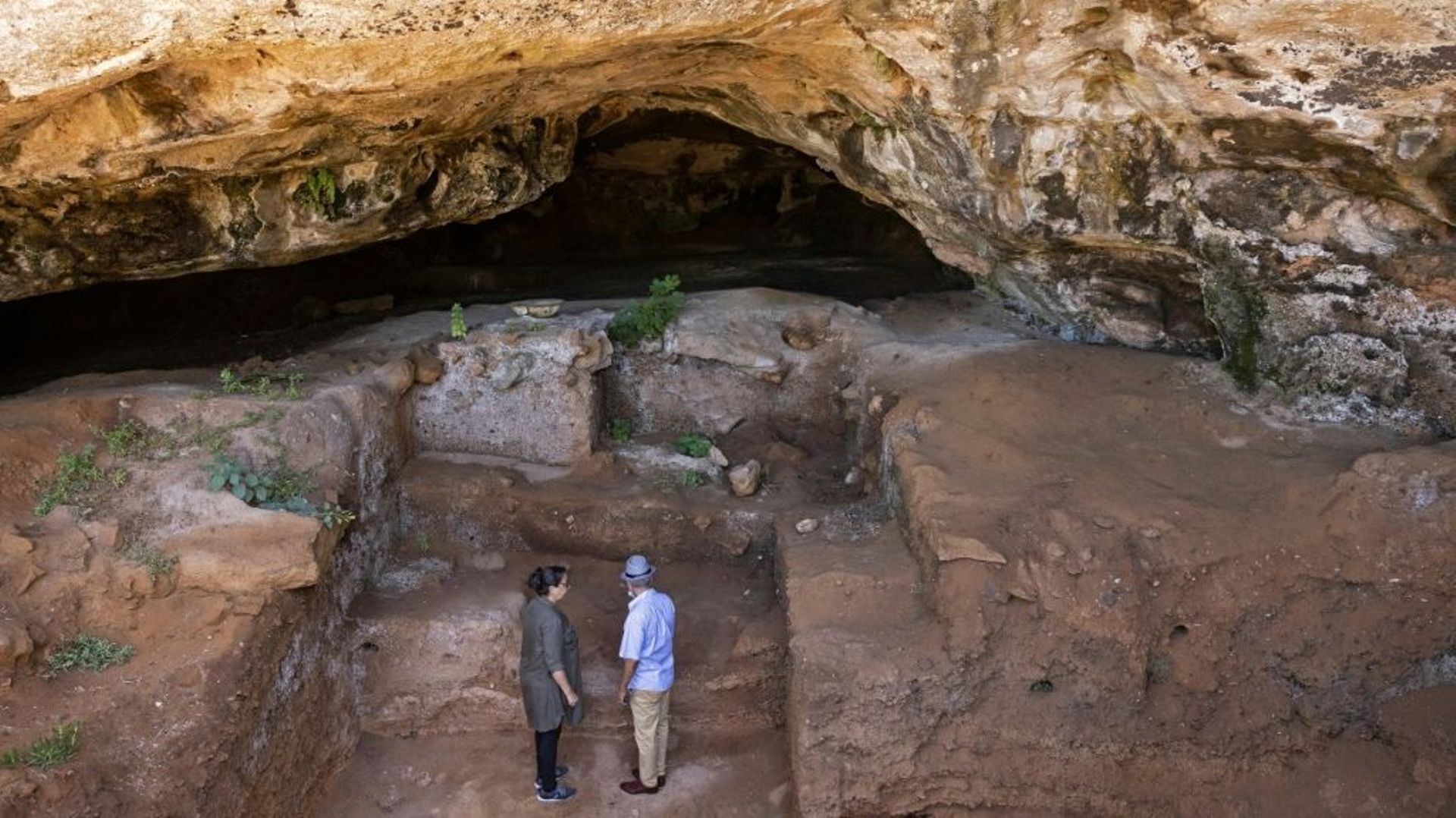Des archéologues devant la Grotte des Contrebandiers, près de Rabat, le 18 septembre 2021