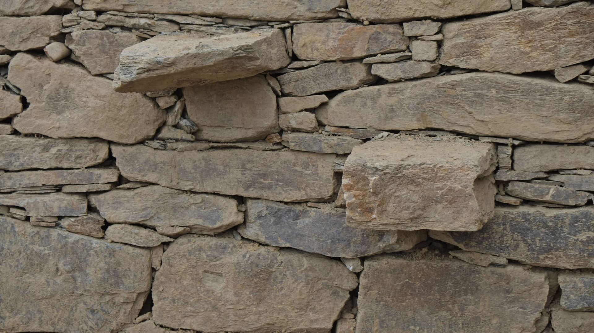 Le mur s’élève en utilisant le meilleur potentiel de chaque pierre. Ces blocs qui semblaient informes constituent une paroi plane. Même les pierres de calage contribuent à l’effet de surface. Un tel mur peut comporter des marches pour l’escalader.
