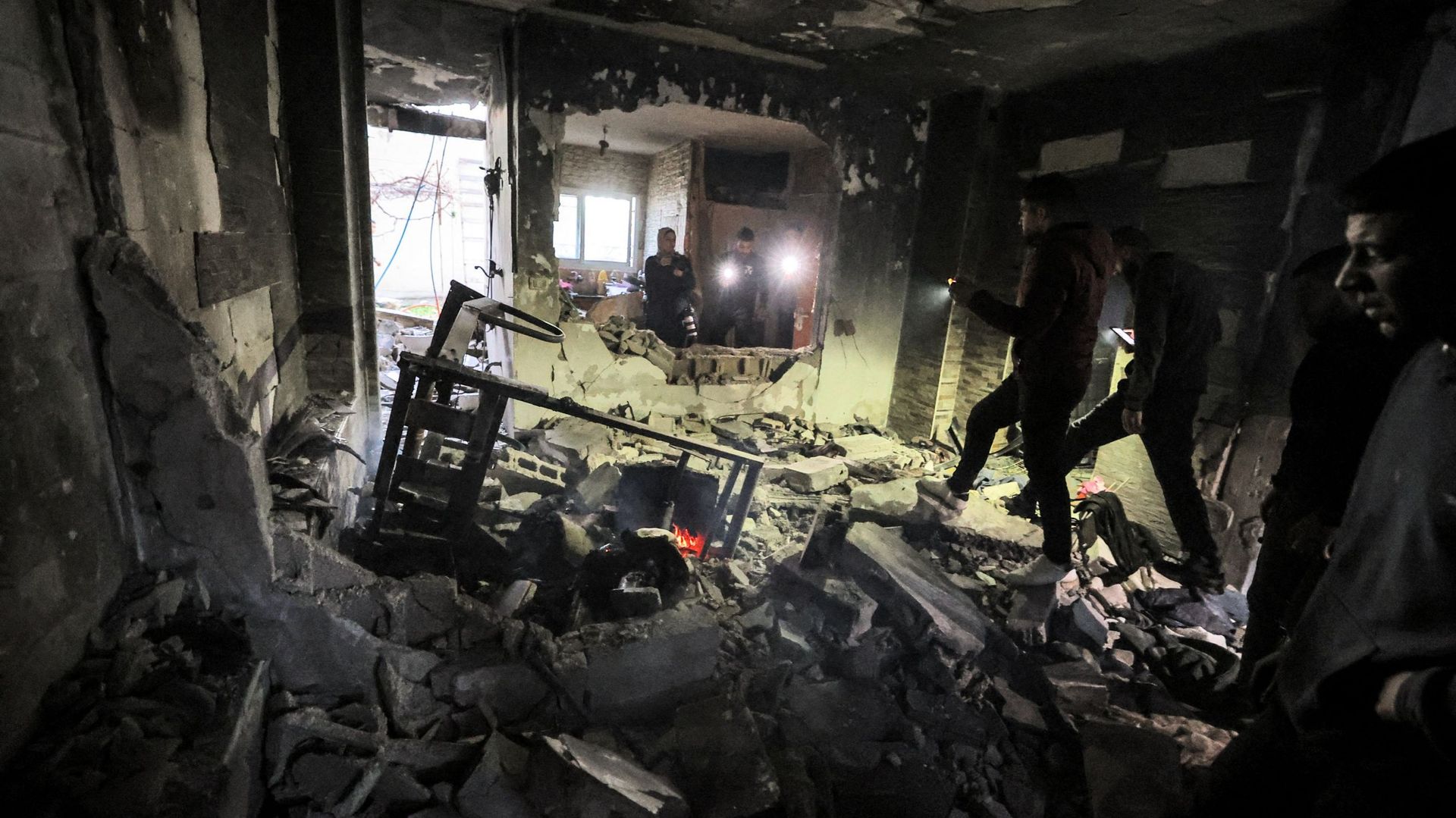 Des habitants inspectent les dégâts dans un building touché par des roquettes durant un raid aérien de l’armée israélienne qui a fait six morts dans le camp de réfugiés à Jénine.