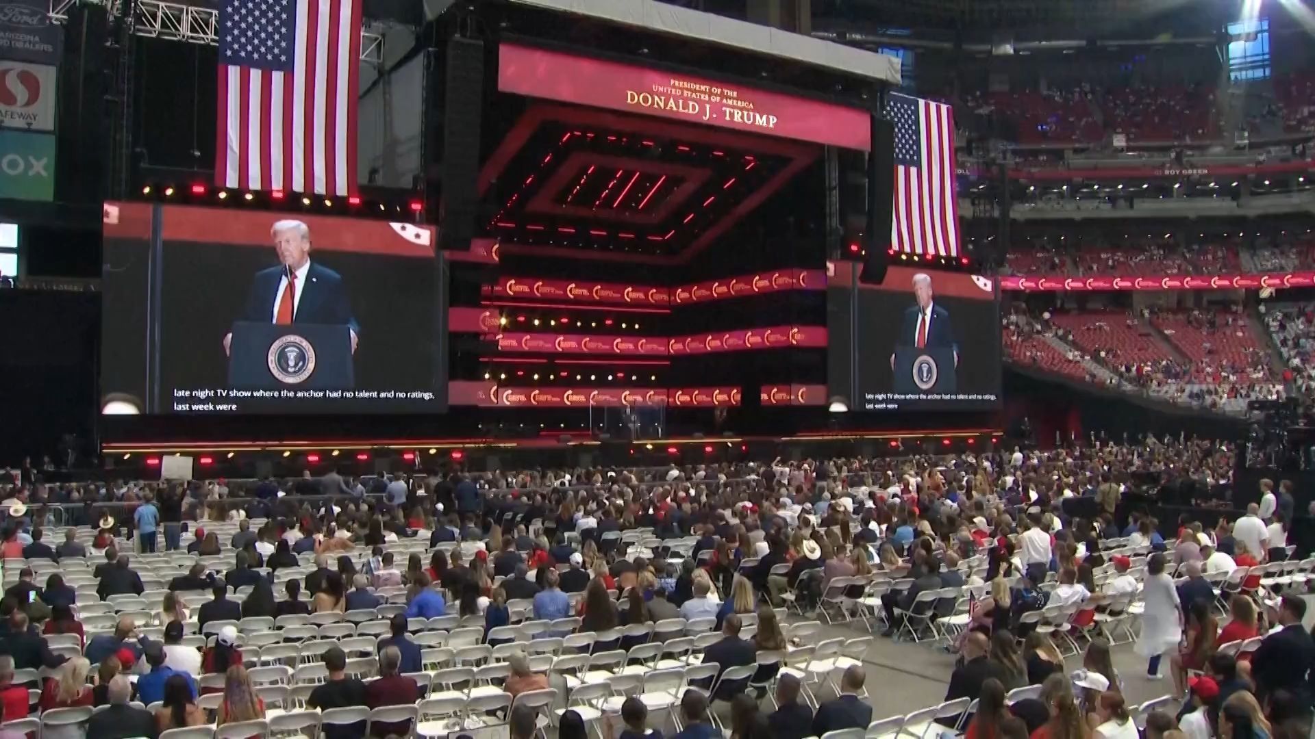 Plus de 60.000 personnes réunies en Arizona pour une cérémonie en hommage à l'influenceur d'extrême droite Charlie Kirk