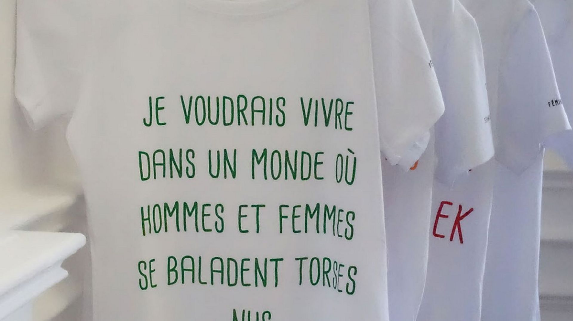 Les T-shirts qui rassemblent des phrases que les femmes marocaines aimeraient partager dans l’espace public, sont un matériau pour un travail en cours avec la création de la marque «Daily Feminism». En 2017, lors d’un voyage au Maroc Anna Raimondo se rend