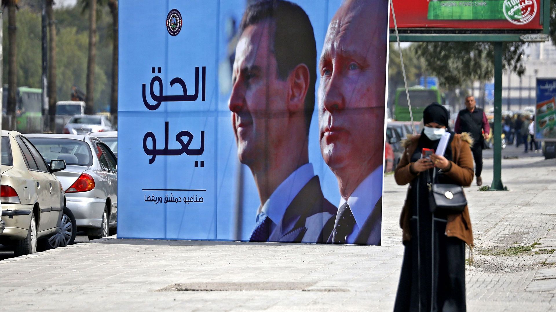 Une bannière représentant le président syrien Bachar al-Assad et le président russe Vladimir Poutine et portant l’inscription "La justice prévaut" est affichée le long d’une autoroute dans la capitale syrienne Damas, le 8 mars 2022.