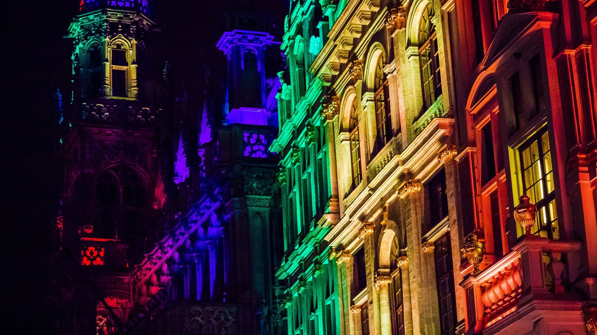 Un bâtiment de la grand-place de Bruxelles illuminé aux couleurs de l'arc-en-ciel en juin 2016