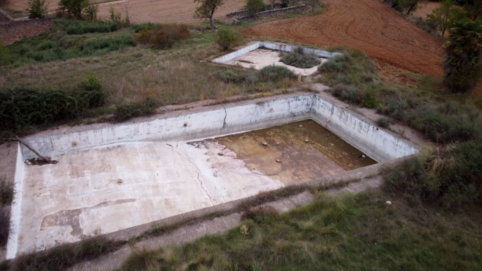 Une immense piscine vide à Suelves, un village fantôme qui ne ressemble pas vraiment à l’endroit rêvé pour passer ses vacances