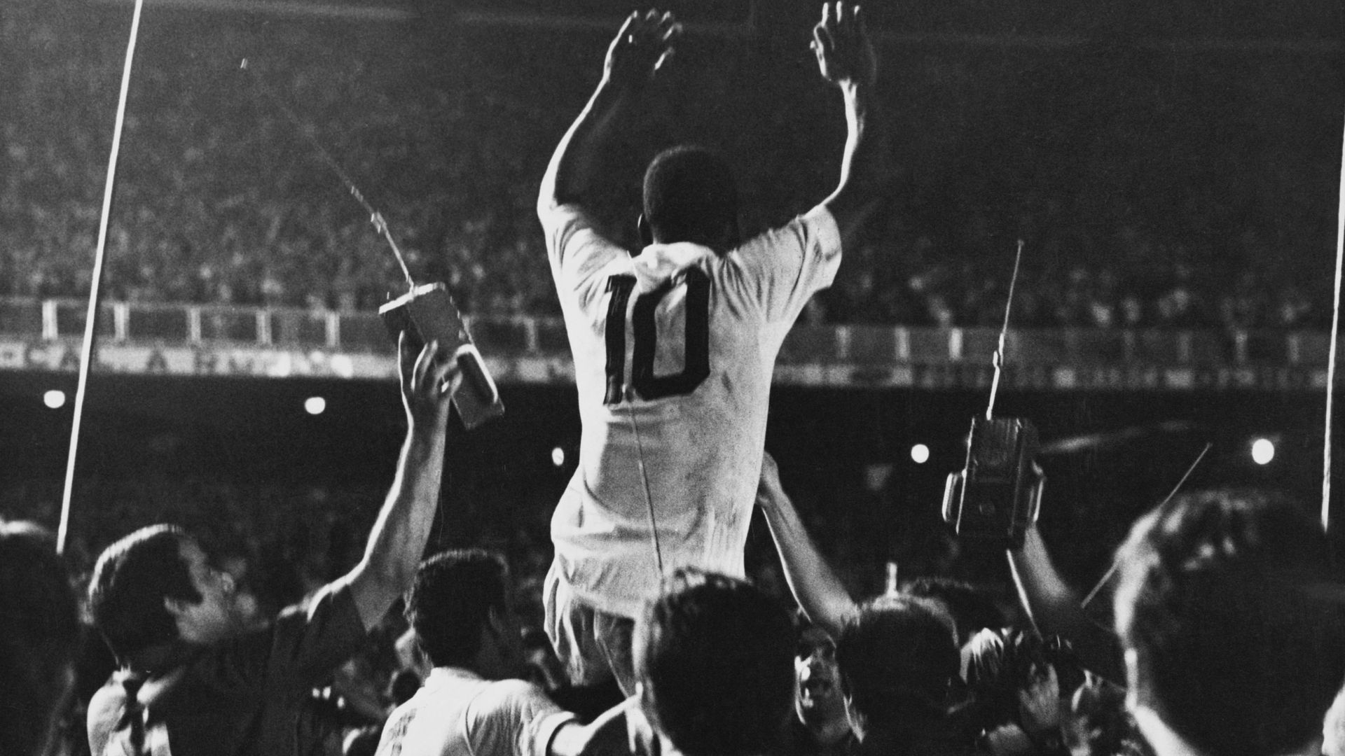 Pelé est soulevé par ses coéquipiers de Santos après avoir marqué le 1000e but de sa carrière lors d’un match contre Vasco da Gama au stade Maracana, Rio de Janeiro, Brésil, 19 novembre 1969. (Photo par Pictorial Parade/Archive Photos/Getty Images)