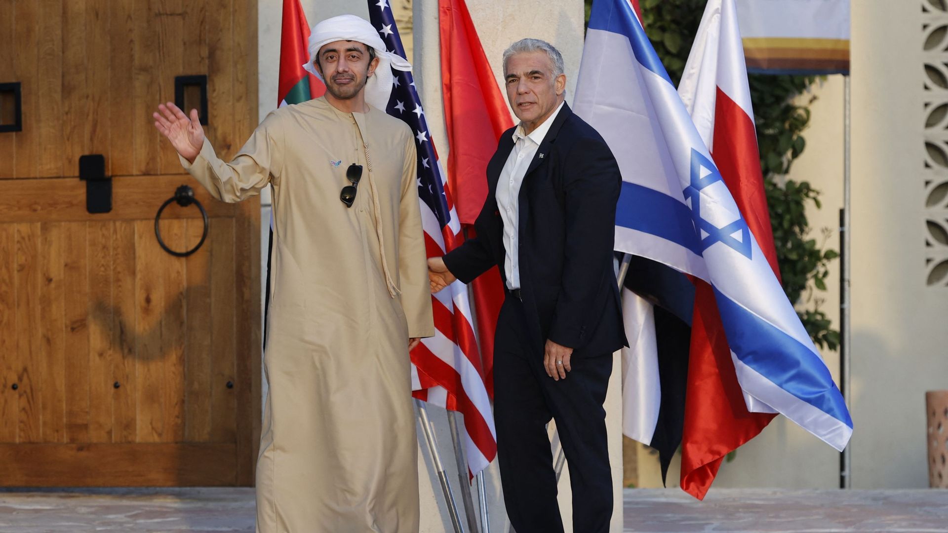 Le ministre israélien des Affaires étrangères, Yair Lapid (G), accueille le ministre des Affaires étrangères des Émirats arabes unis, Sheikh Abdullah bin Zayed al-Nahyan, à son arrivée au Sommet du Néguev, à Sde Boker, dans le désert du Néguev, le 27 mars