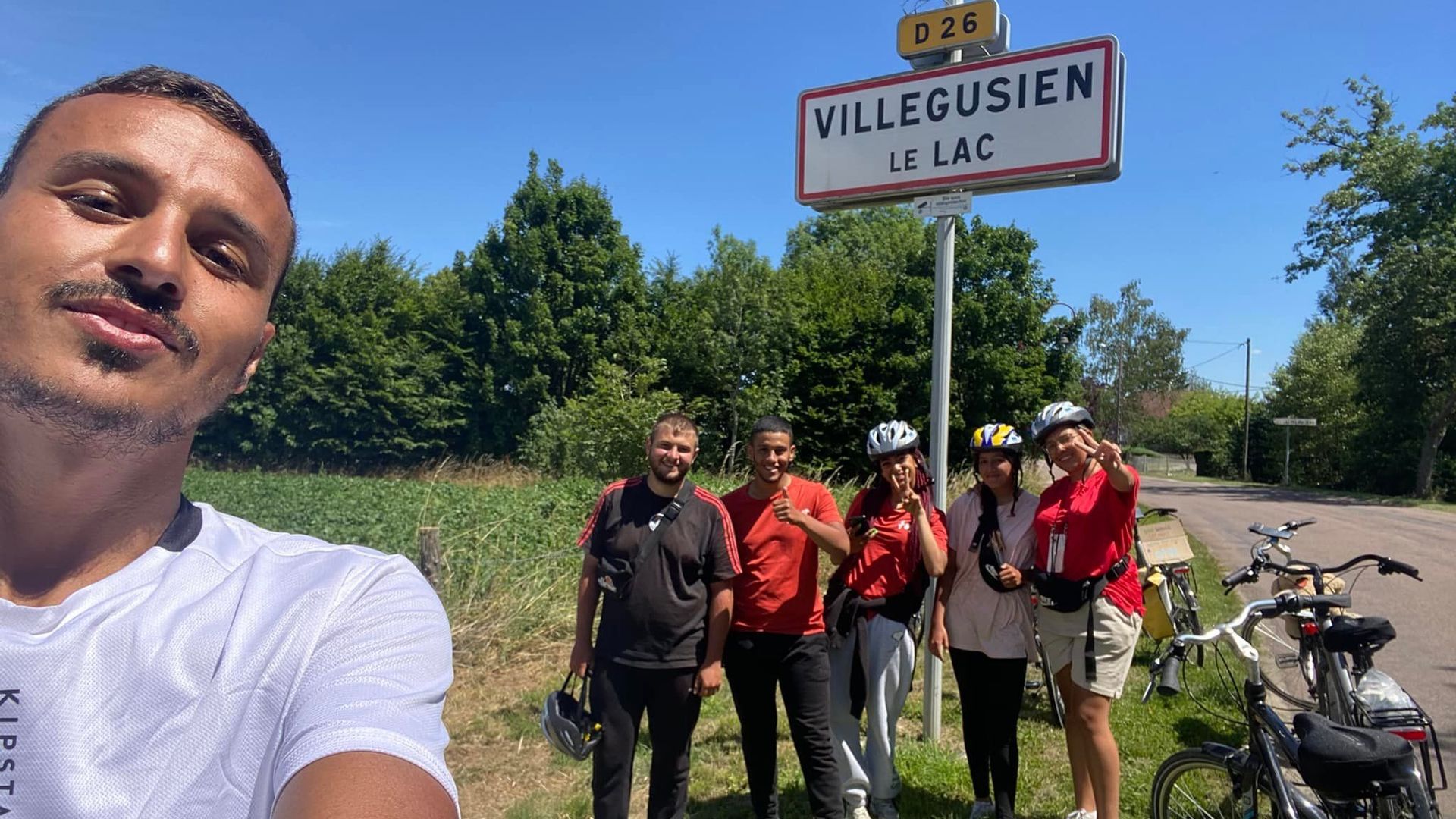 Ali El Abbouti à gauche avec une partie de jeunes cyclistes de Molenbeek, à Villegusien le lac.