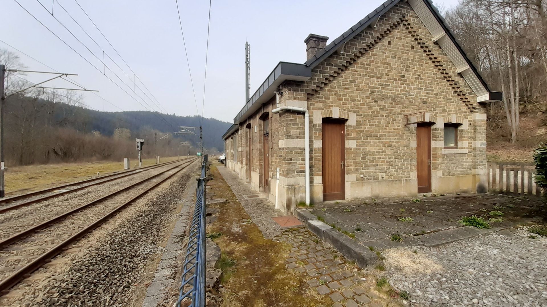 La gare de Stoumont est désaffectée depuis 1984. Les citoyens aimeraient y retrouver un point d'arrêt.