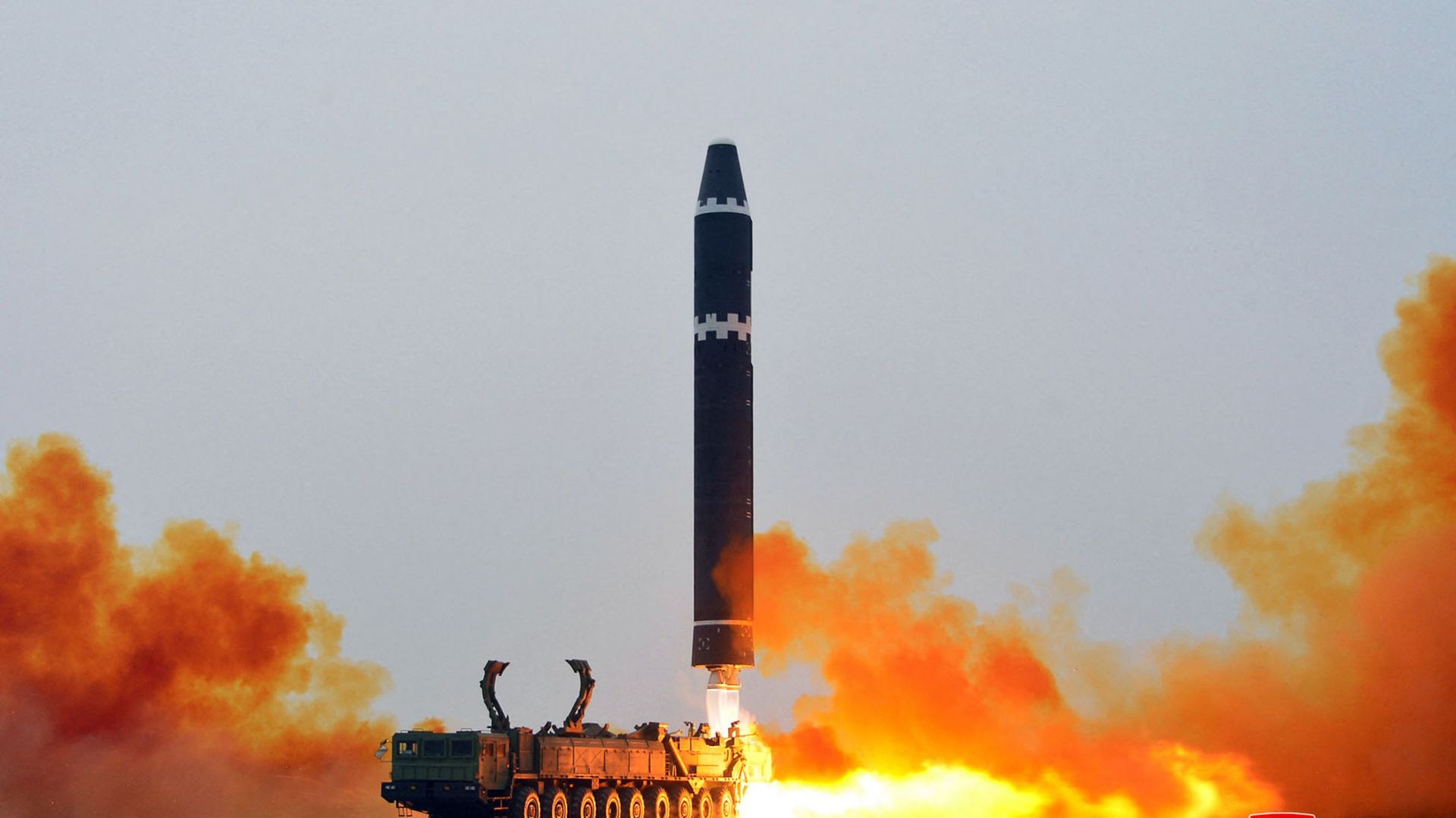 Cette photo prise le 18 février 2023 et publiée par l'agence de presse officielle de la Corée du Nord, Korean Central News Agency (KCNA), le 19 février 2023, montre le tir d'essai du missile balistique intercontinental (ICBM) "Hwasong-15", à l'aéroport in