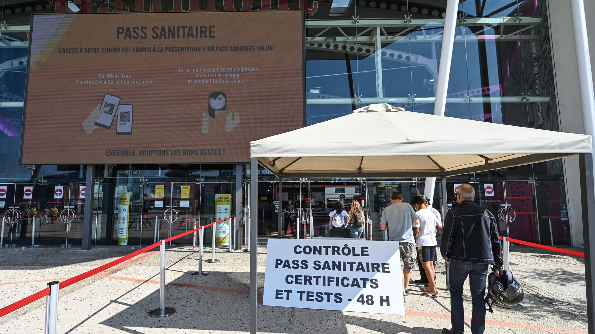 Un contrôle des pass sanitaires au Gaumont Multiplex Odyséum Cinema de Montpellier, le 29 juillet 2021.