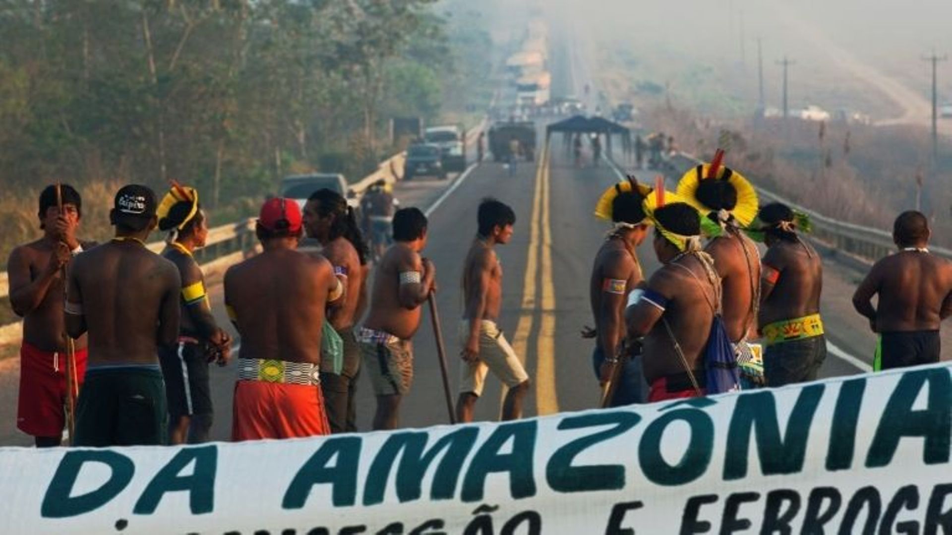 Des membres de la tribu Kayapo bloquent la route BR-163 dans l'Etat de Para au Brésil le 17 août 2020.