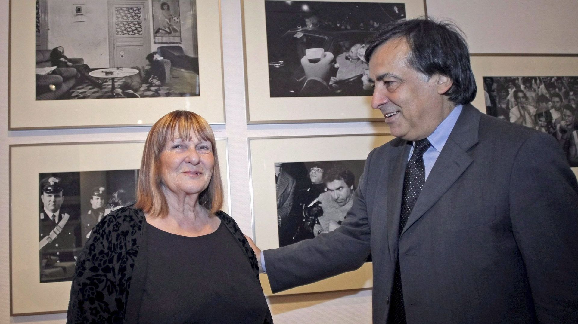 Dr. Erich Salomon décore la photographe Letizia Battaglia le 29 septembre 2007.