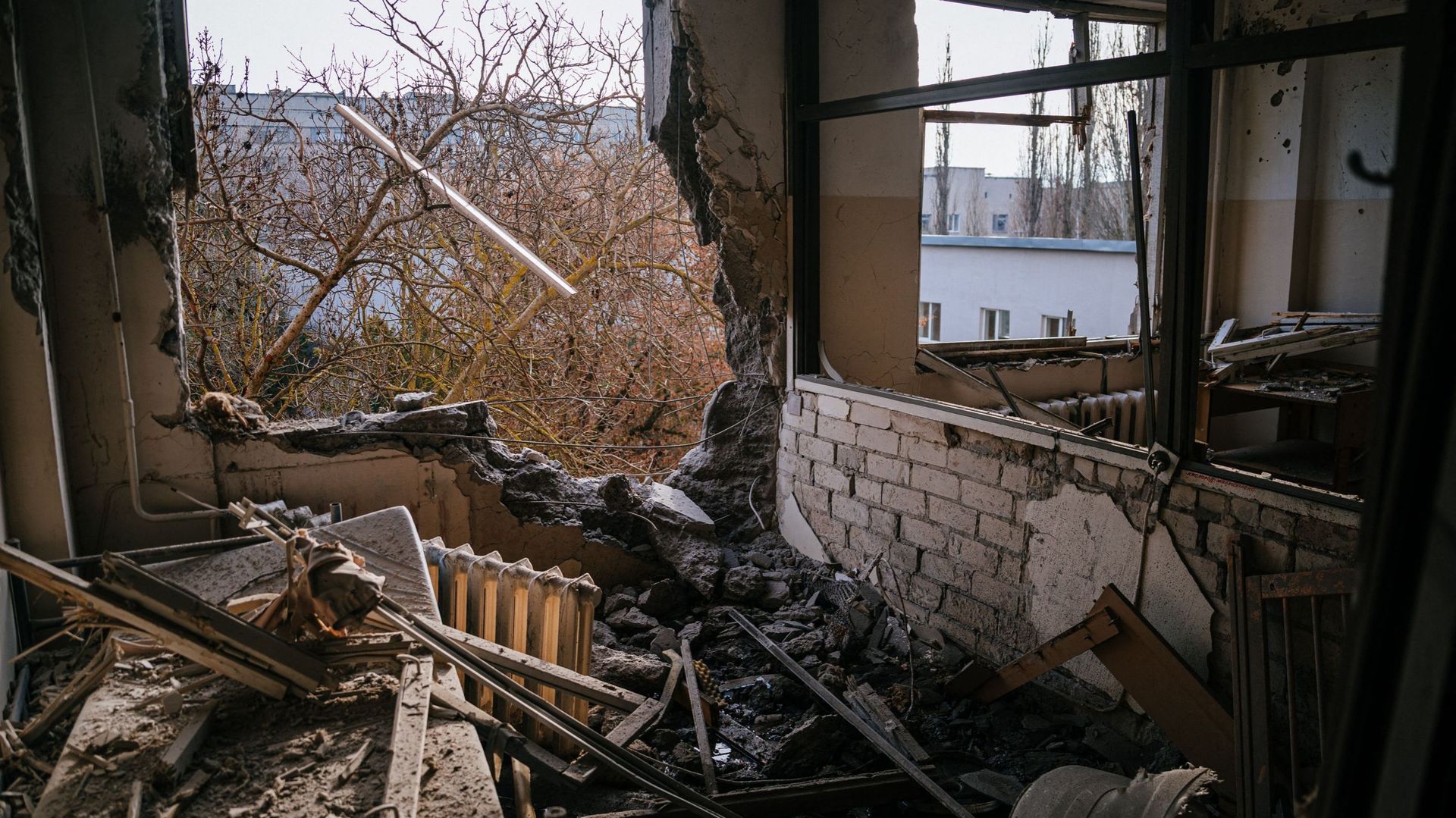 Un immeuble détruit par une frappe russe
