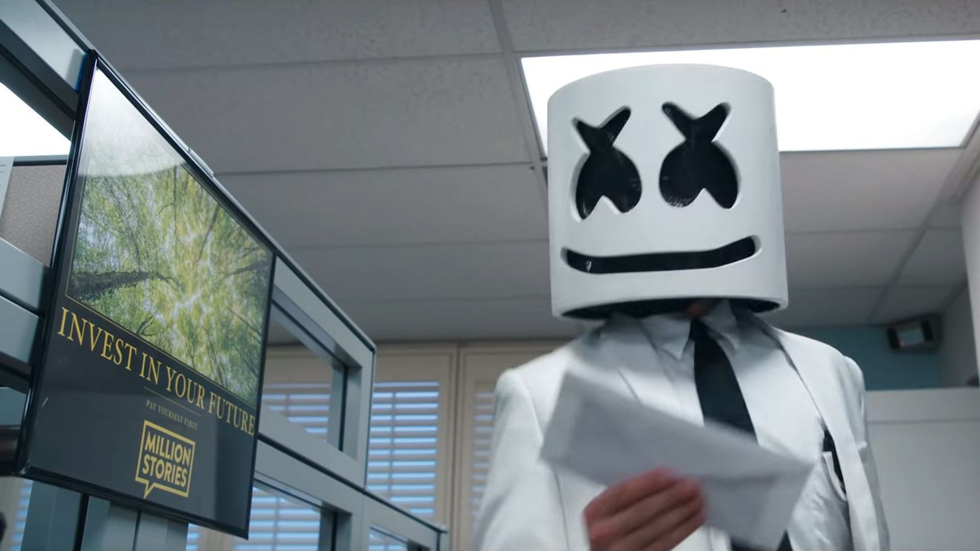 L'étrange vie quotidienne de Marshmello dans le clip de 'Power' - RTBF ...