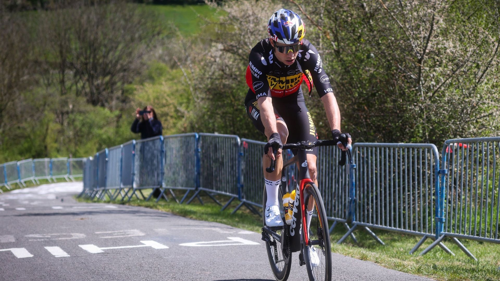 Cyclisme : Wout van Aert, lors de sa reconnaissance, dans la montée de la Redoute, sur le parcours de Liège-Bastogne-Liège.
