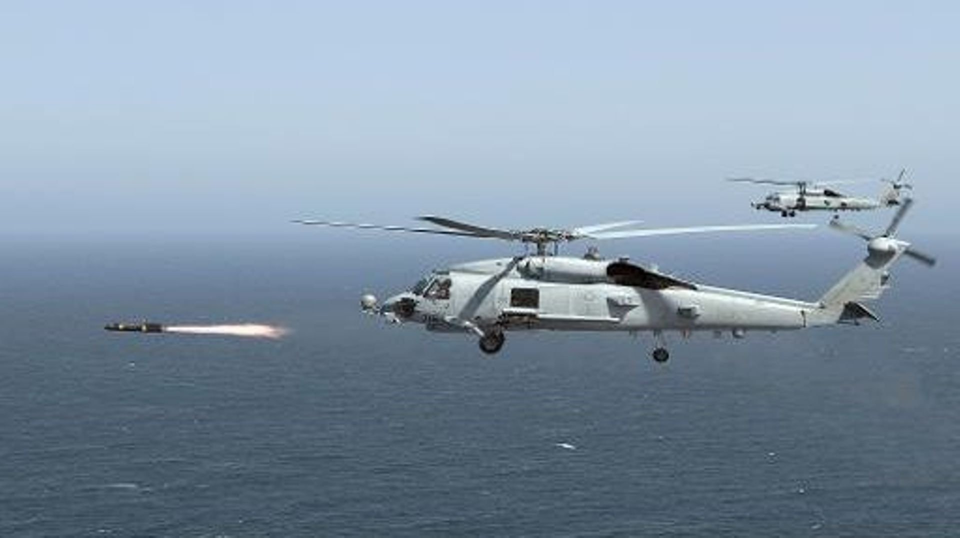 Un hélicoptère MH-60R Seahawk lance un missile Hellfire lors d'un entraînement de la Marine américaine le 23 avril 2008 près de San Diego, en Californie