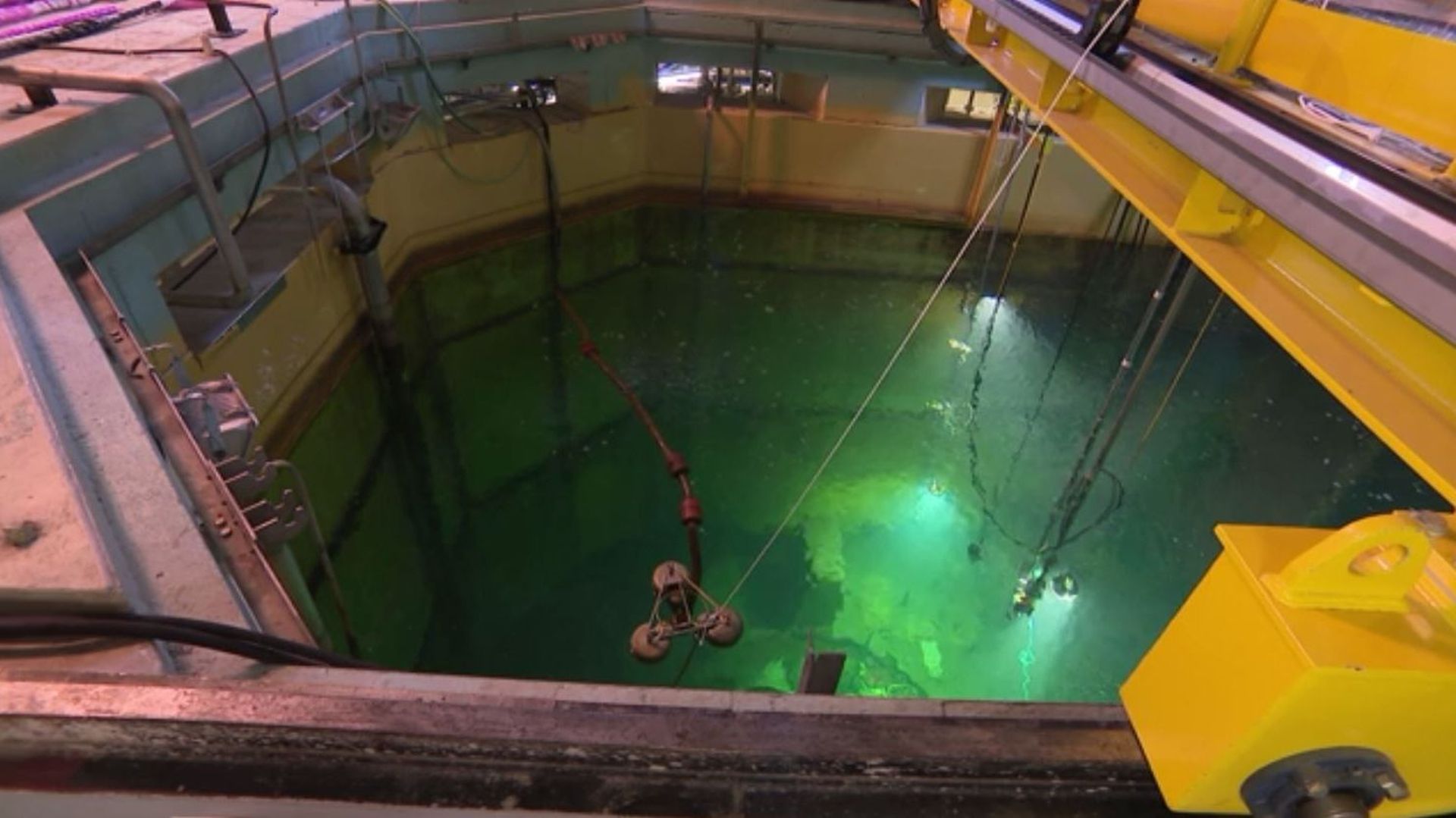 La piscine où se trouve la cuve du réacteur de Chooz A
