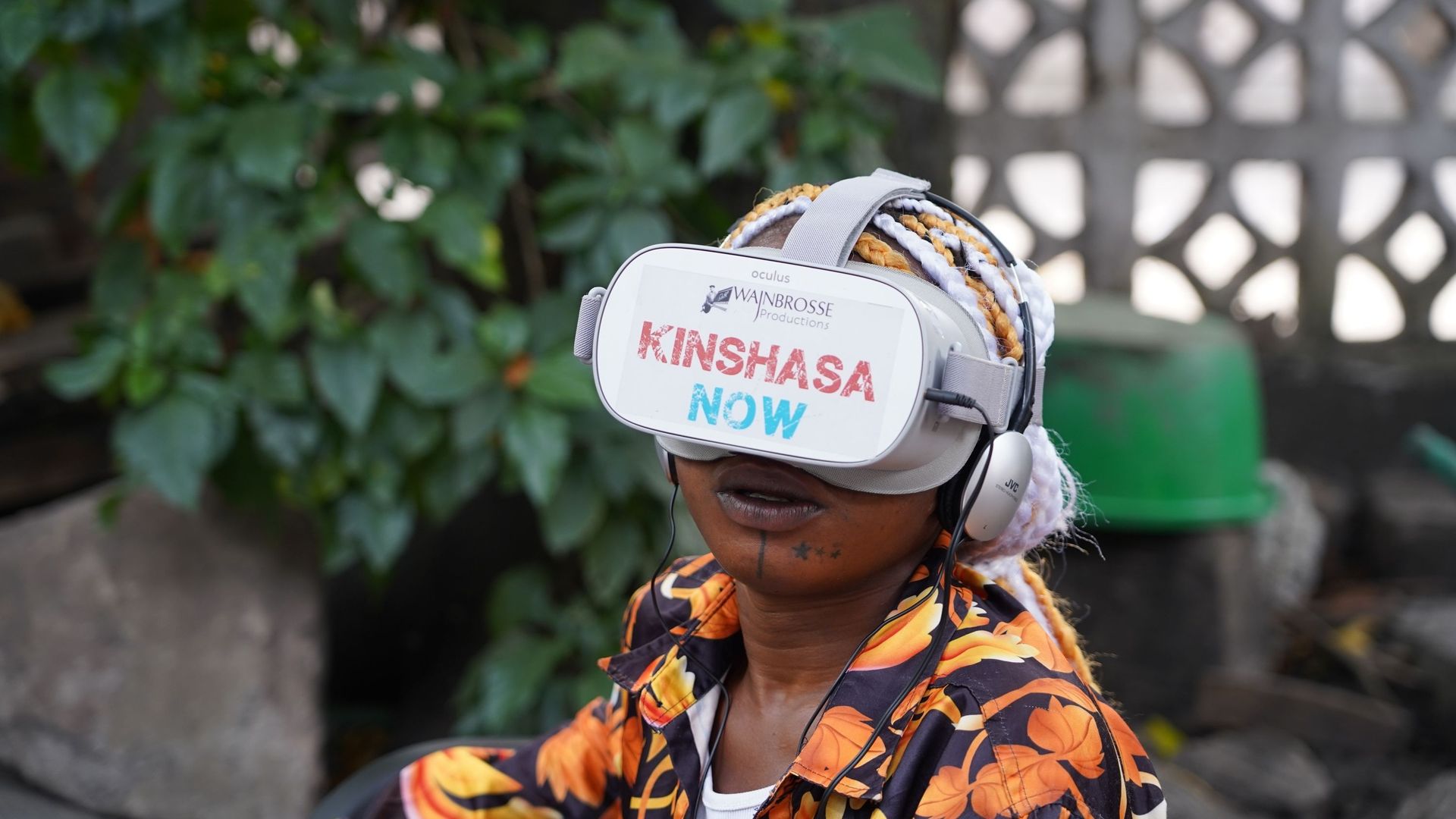 Bozar présente la fiction en réalité virtuelle "Kinshasa Now" du réalisateur belge Marc-Henri Wajnberg, une œuvre qui nous fait découvrir la vie des enfants de la rue de Kinshasa.