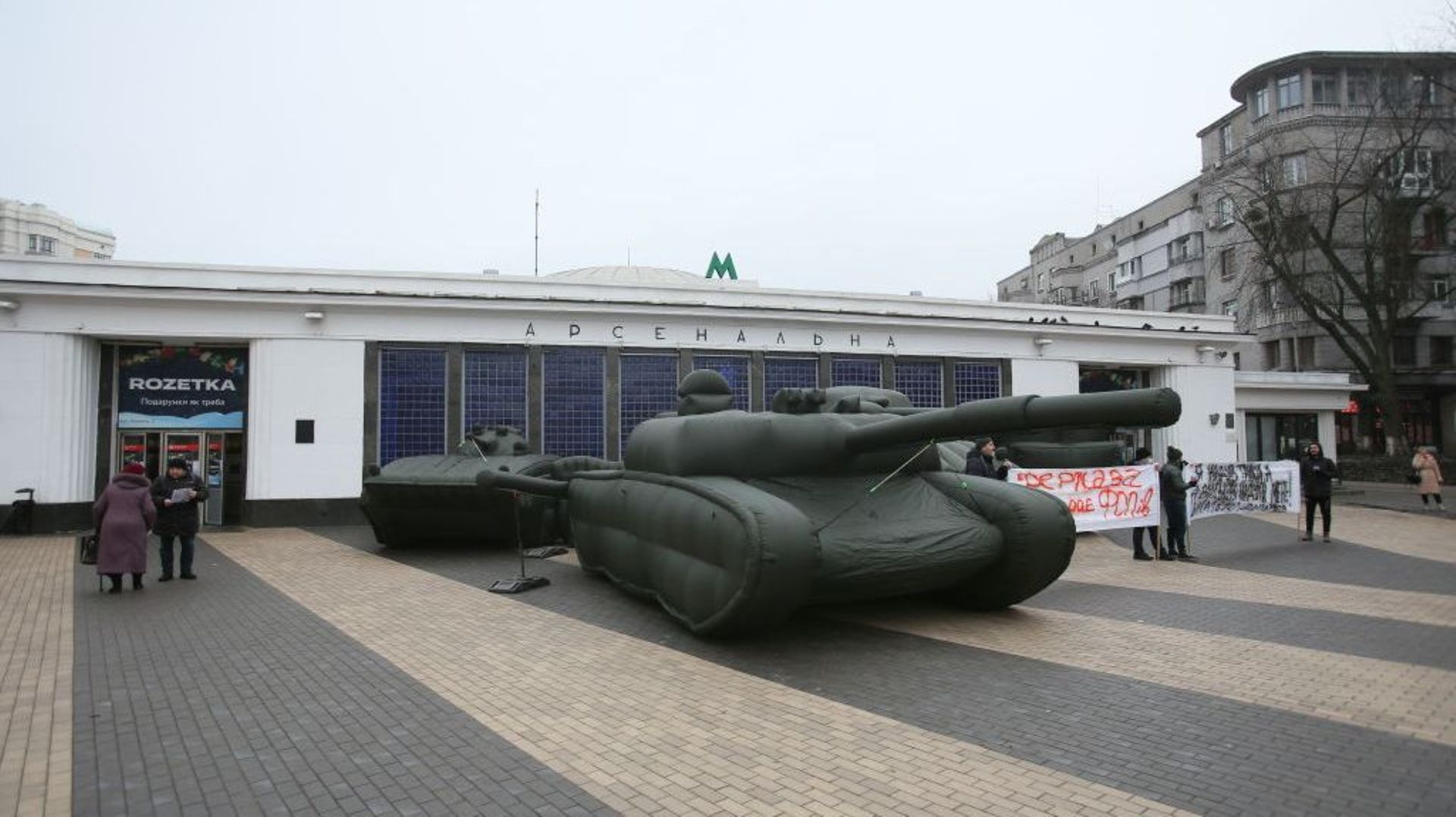Image d’illustration : des chars gonflables exposés à Kiev, le 16 décembre 2021.