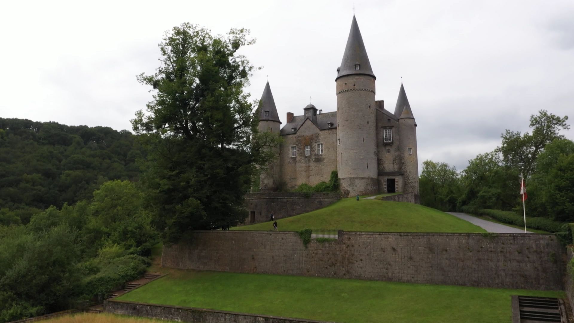 Le château de Vêves n'est pas reconnu comme "attraction touristique" par la Wallonie. Du coup, il ne recevra pas de subsides en lien avec la crise sanitaire. 