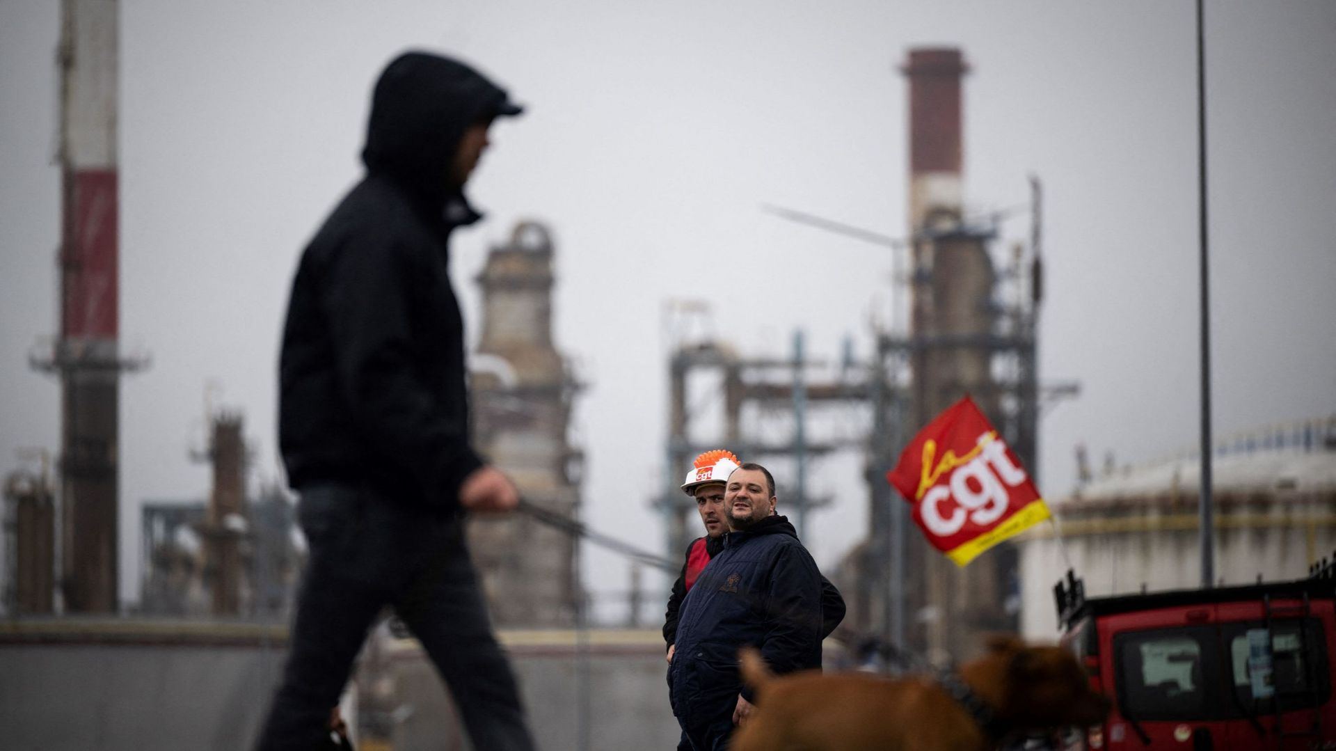 Des syndicalistes et des grévistes sont rassemblés devant le site de la raffinerie TotalEnergies, à Donges, dans l'ouest de la France. 