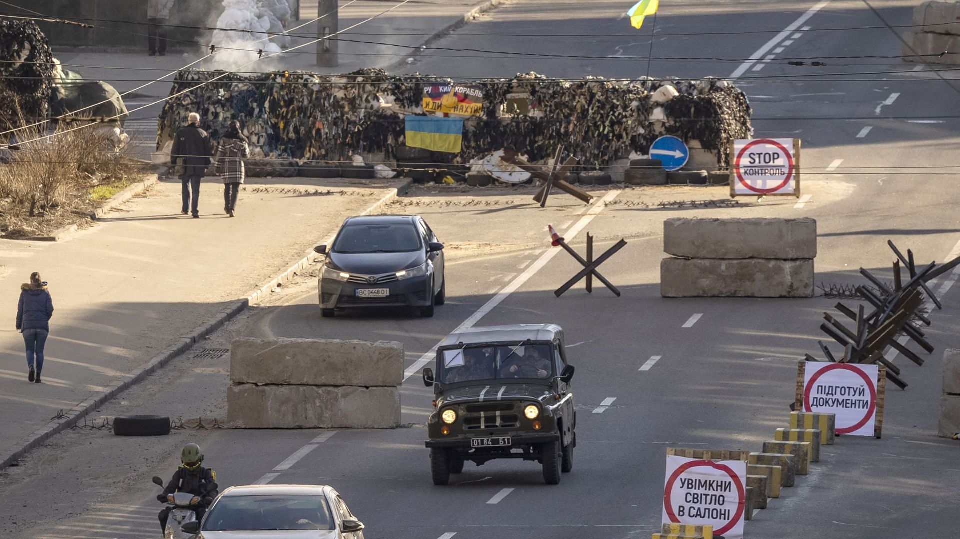 Une voiture s’éloigne d’un poste de contrôle militaire ukrainien dans le centre de Kiev, le 15 mars 2022, au 20e jour de l’invasion russe de l’Ukraine. Les délégations russes et ukrainiennes ont repris les pourparlers le 15 mars 2022, alors que les frappe