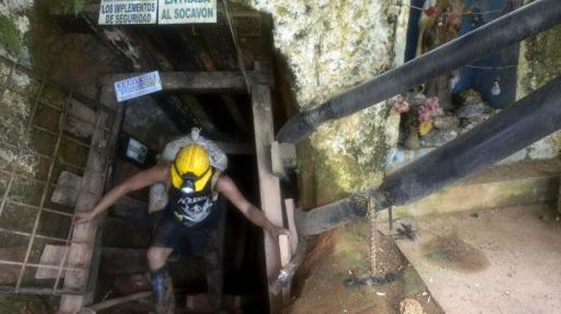 Un mineur dans une mine d'or non autorisée à Segovia, en Colombie, le 20 mai 2014