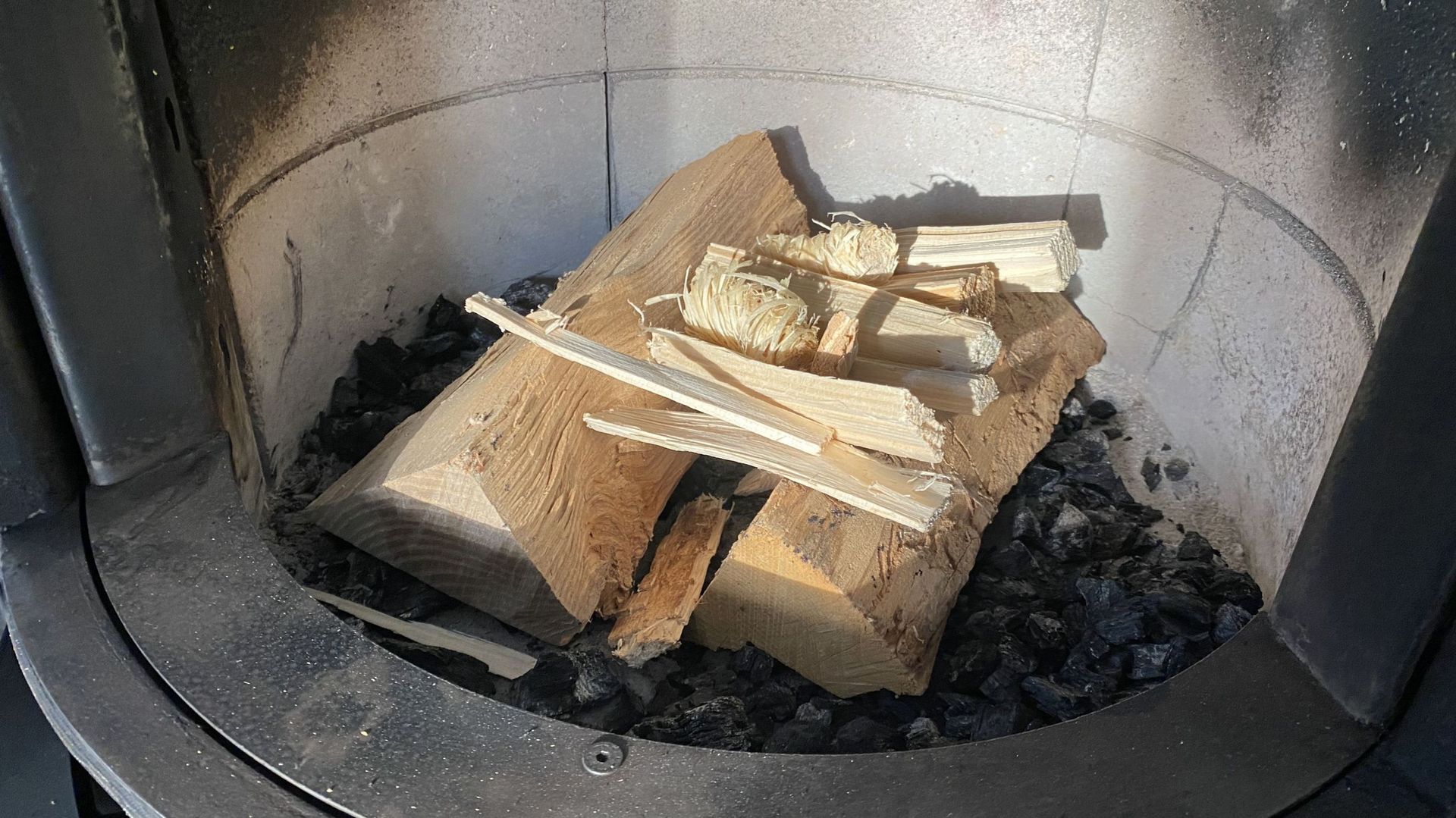 La technique de l’allumage inversé permet de réussir son feu de bois.