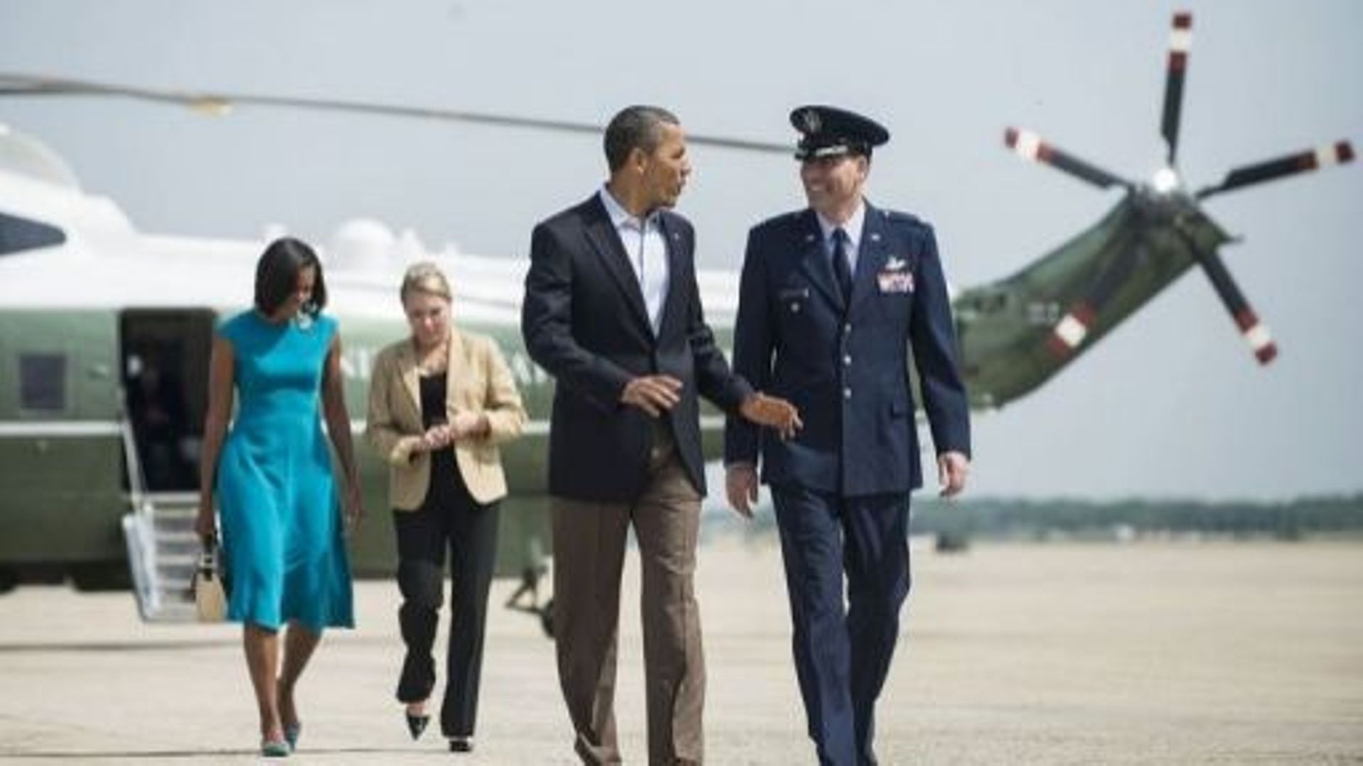 Barack Obama et son épouse Michelle Obama (g) s'apprêtent à embarquer dans l'avion présidentiel, le 5 mai 2012 à la base d'Andrews, dans le Maryland.