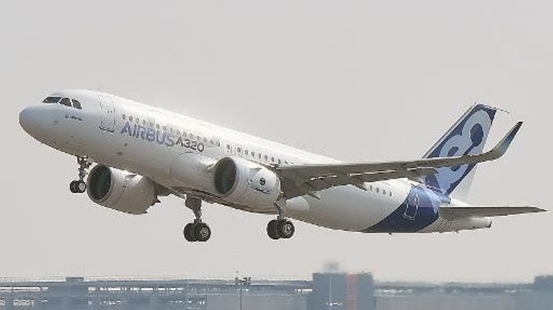 Un Airbus A320neo décolle lors d'un vol d'essai, en 2014 à Blagnac, près de Toulouse