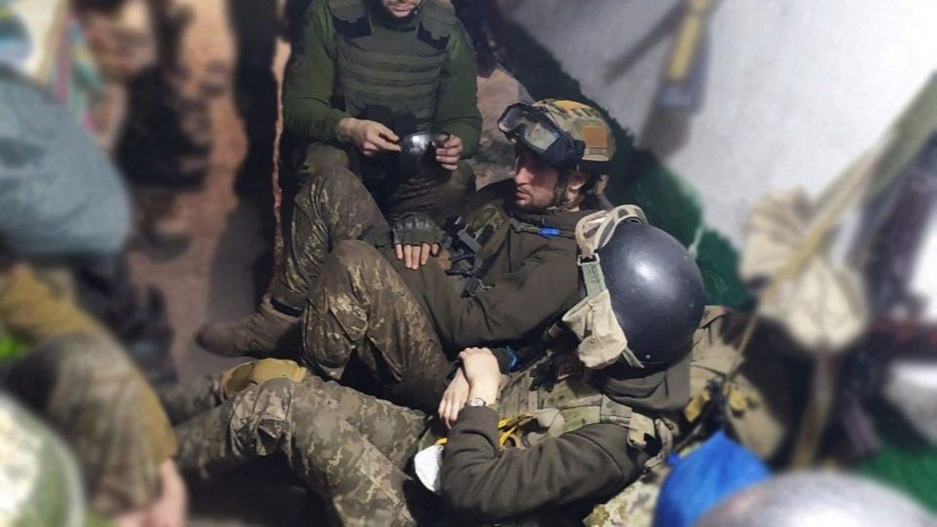 Photo non datée diffusée le 14 mai par le service de presse de l'administration du président ukrainien, selon lequel elle représente des combattants ukrainiens dans l'aciérie d'Azovstal. 