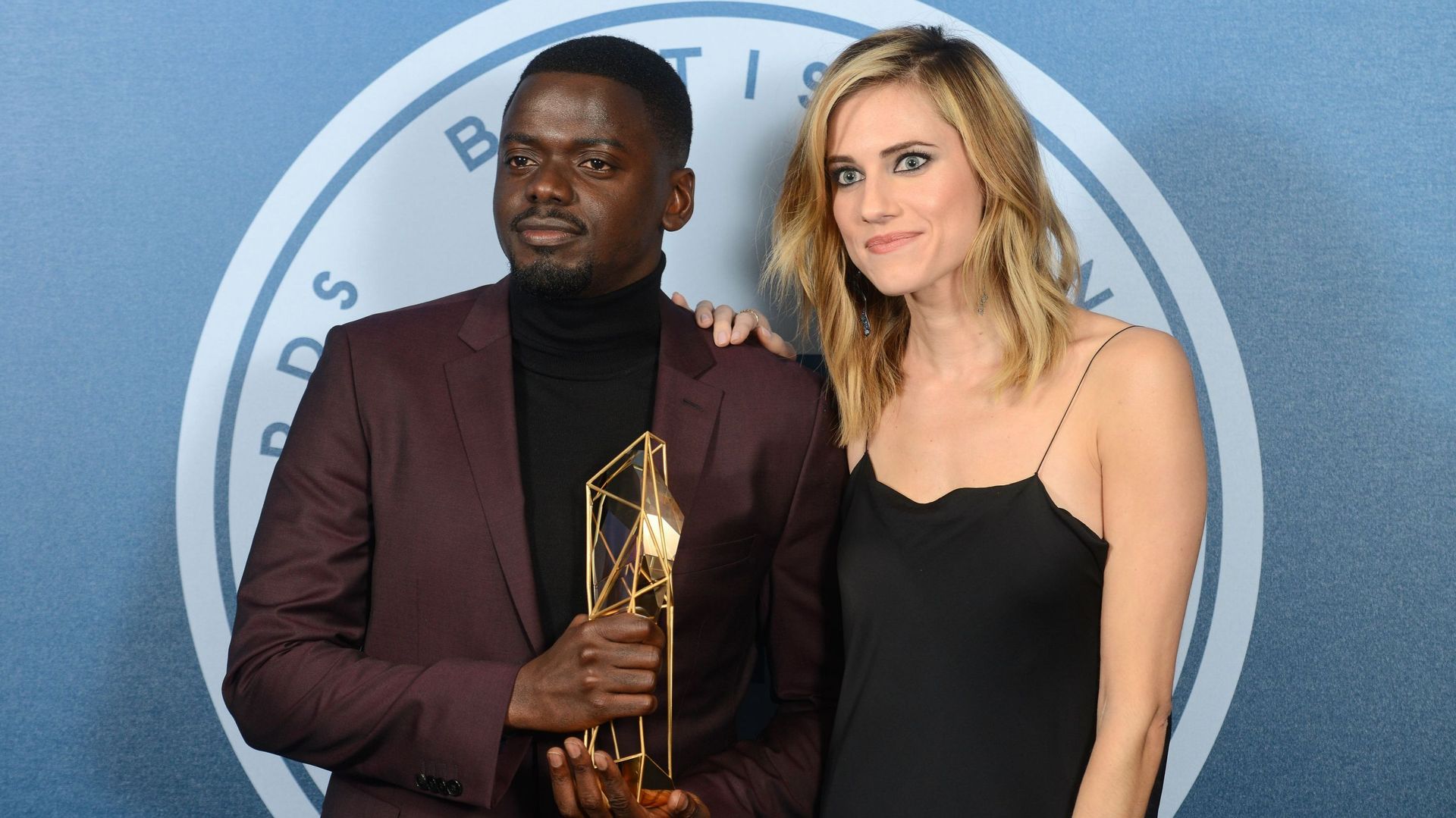 Daniel Kaluuya et Allison Williams lauréats du meilleur film indépendant britannique pour Get Out dans la salle des vainqueurs lors de la remise des British Independent Film Awards qui s’est tenue à Old Billingsgate le 10 décembre 2017 à Londres, en Angle