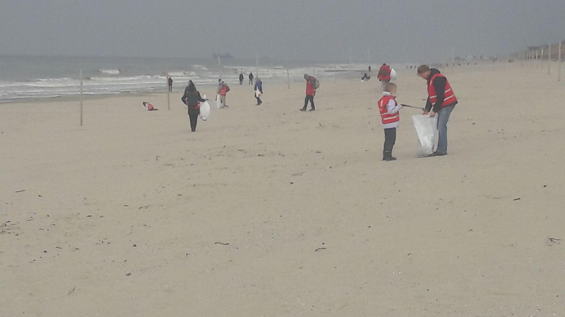 Ramassage de déchets plastiques sur une plage belge