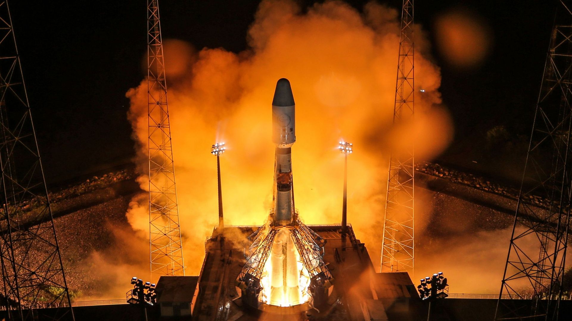 Image d'illustration :  une fusée Soyouz-ST transportant le télescope CHEOPS  de l'Agence spatiale européenne, un satellite COSMO-SkyMed, un satellite EyeSat et deux petits satellites, décolle du Centre spatial guyanais en 2019.