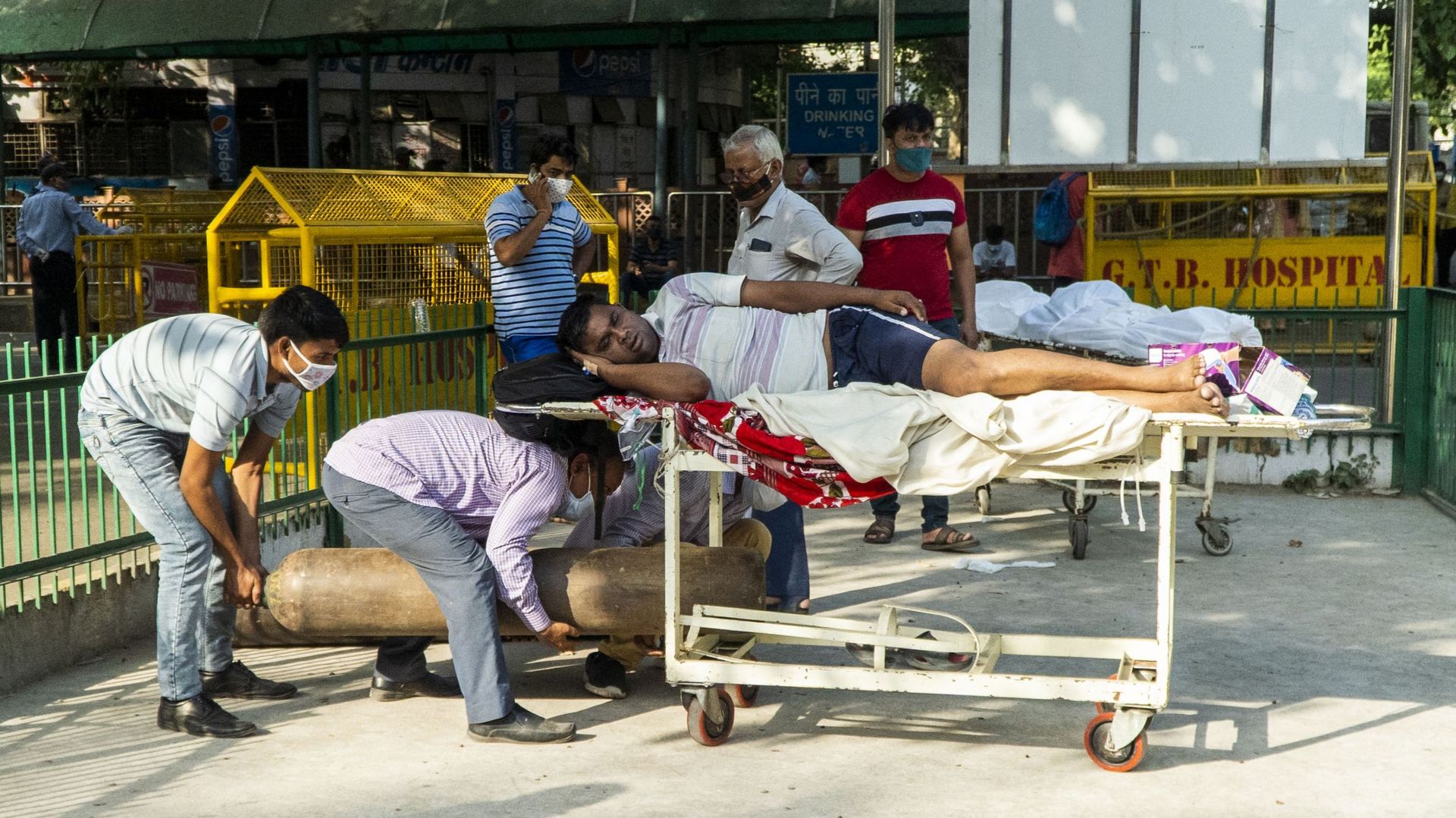 Coronavirus en Inde: "Je n'ai rien pu faire, je l'ai juste regardé mourir"