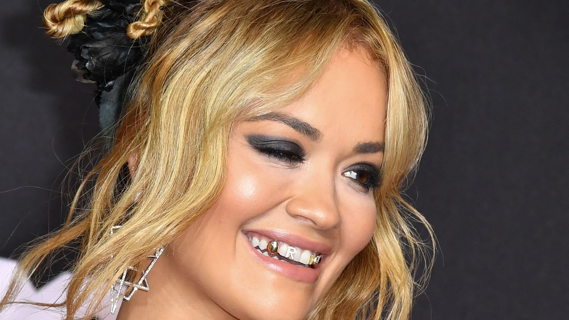 Rita Ora a débarqué aux MTV Video Music Awards avec plusieurs bijoux de dents.