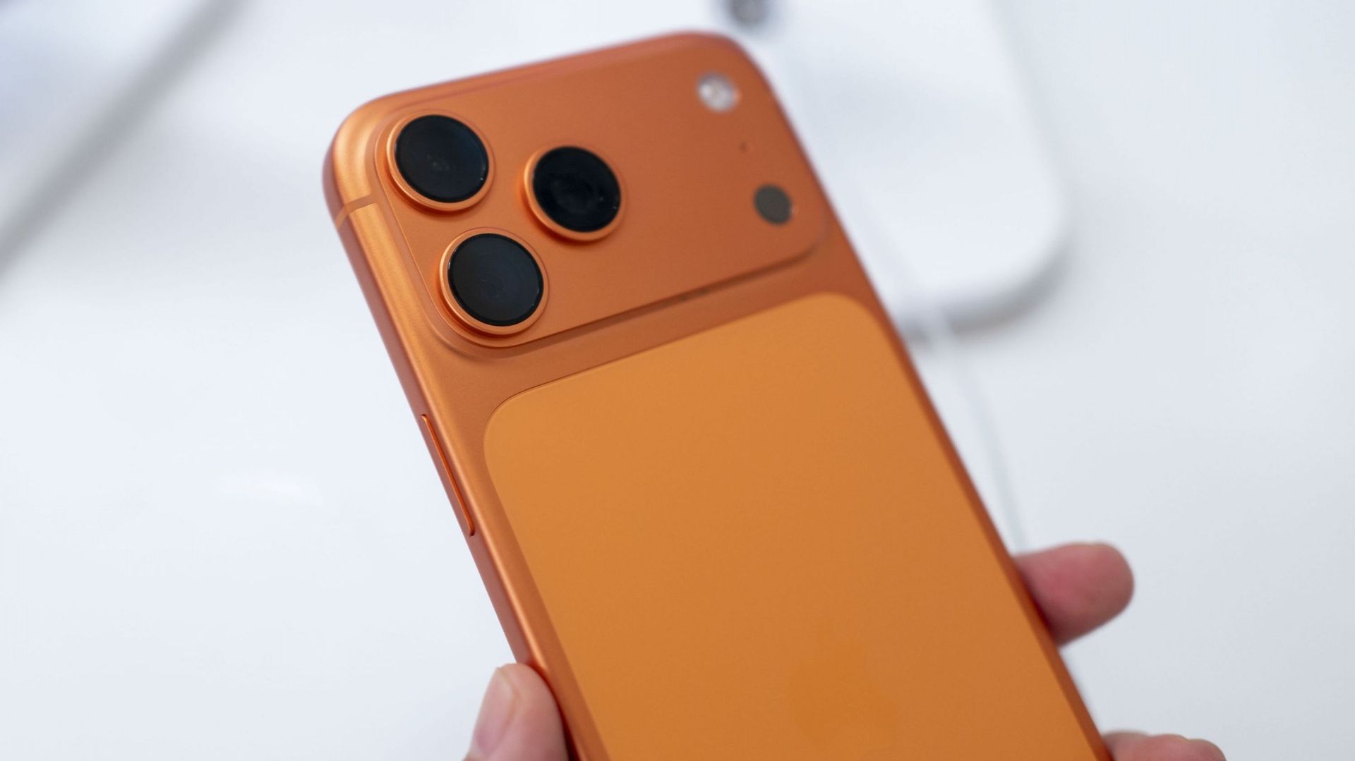 Apple : la couleur orange de l’iPhone 17 Pro aurait tendance à virer au rose