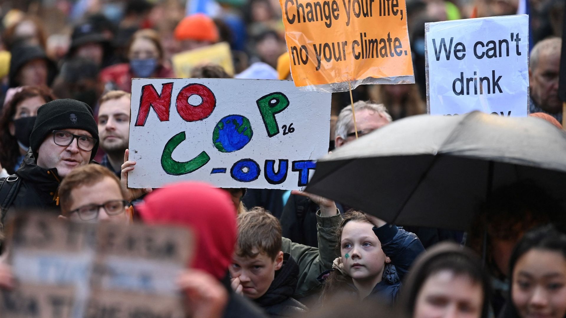 "Changez votre vie, pas votre climat", clame une banderole de la manifestation à Glasgow.
