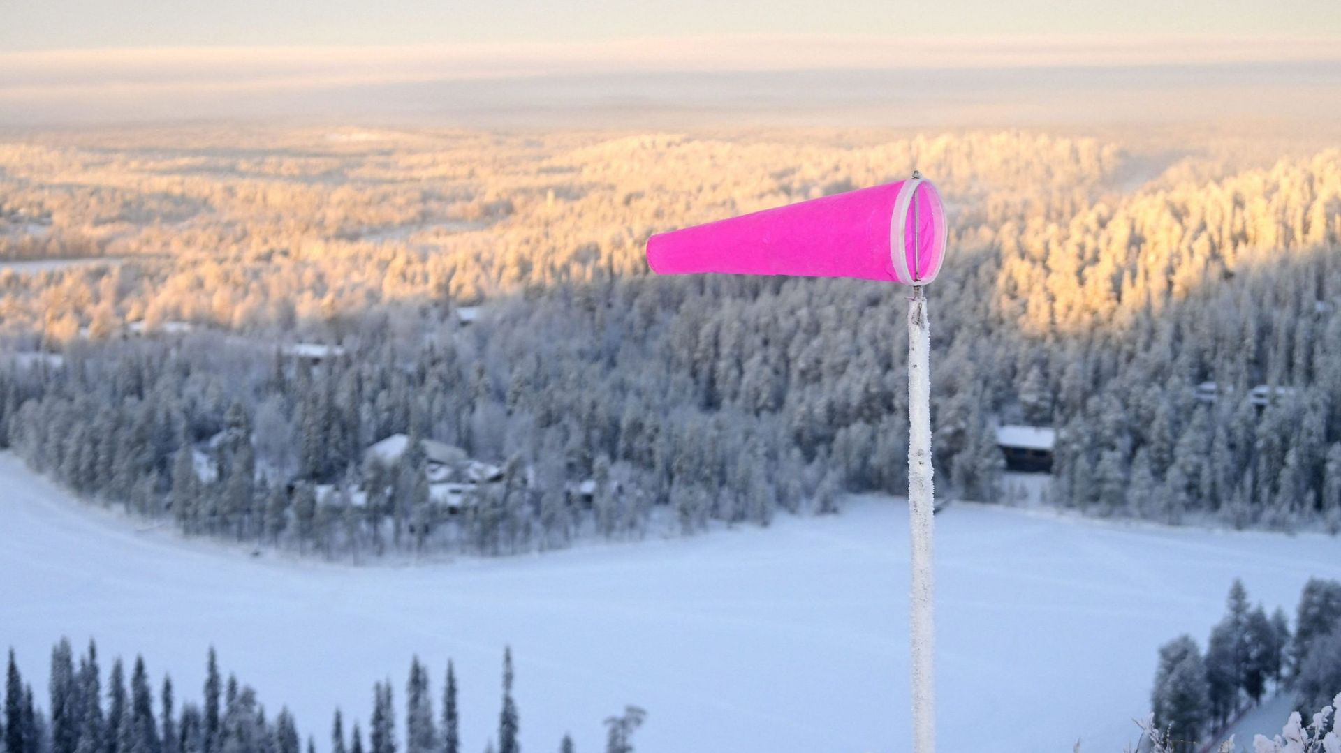 La direction et l'intensité du vent entrent également en compte en saut à ski.
