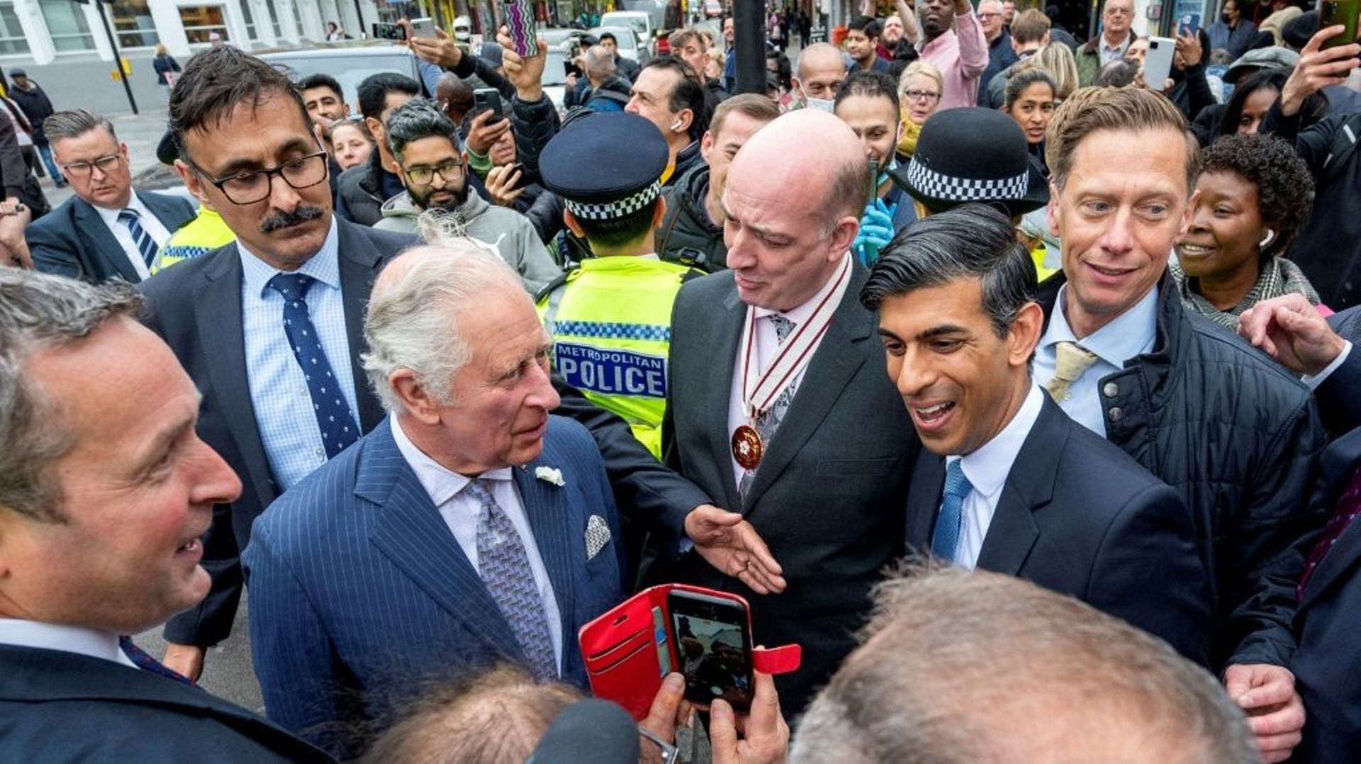 Rishi Sunak (d), alors ministre des Finances britannique, avec le prince Charles (g), à Londres, le 11 mai 2022